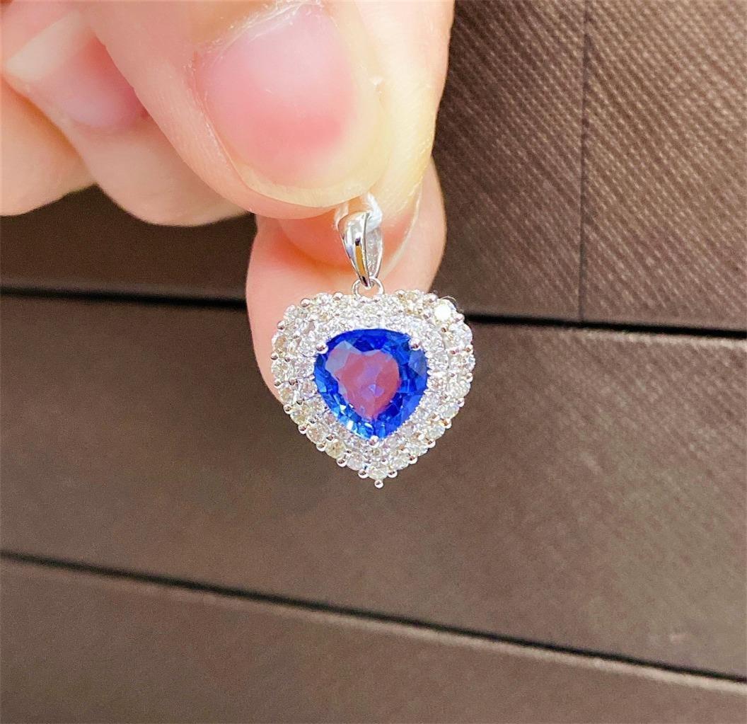 Taglio misto NWT $6, 259 Raro ciondolo a forma di cuore in oro 18KT con zaffiro blu e diamanti in vendita