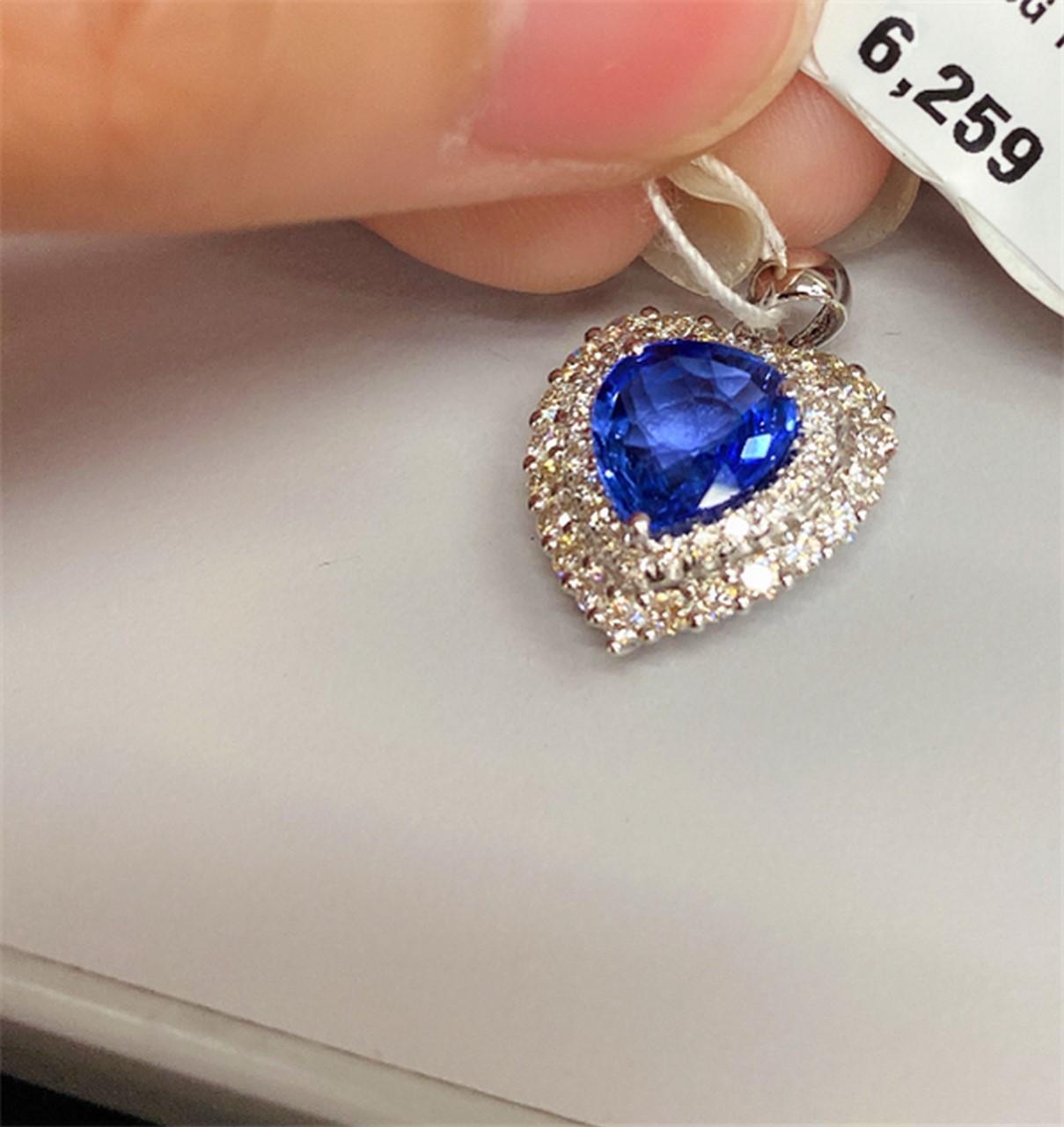 NWT $6, 259 Raro ciondolo a forma di cuore in oro 18KT con zaffiro blu e diamanti In condizioni Nuovo in vendita a New York, NY
