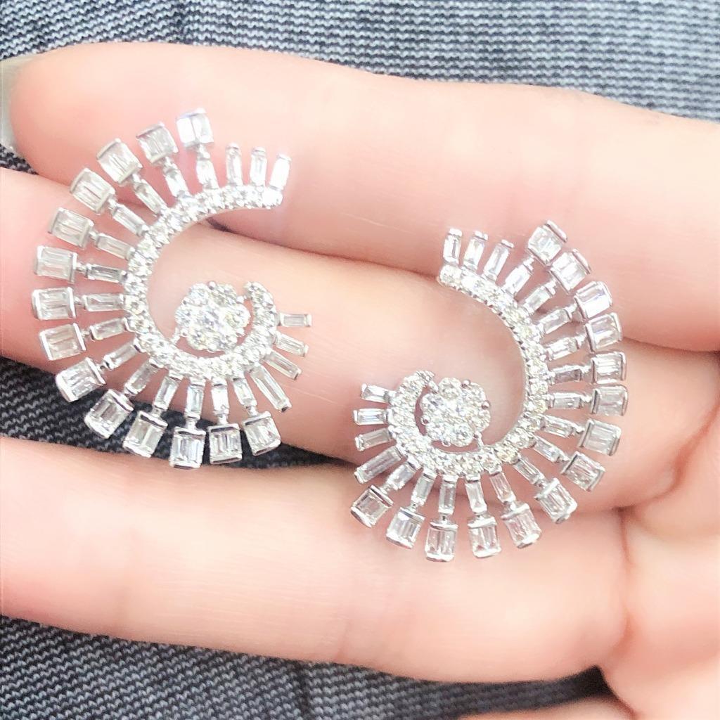 L'article suivant est un Rare Important Radiant 18KT Gold Large Rare Fancy Diamond Dangle Twist Earrings. Ces magnifiques boucles d'oreilles sont composées de rares diamants ronds et baguettes de taille trillion assortis et scintillants. C.C&W.