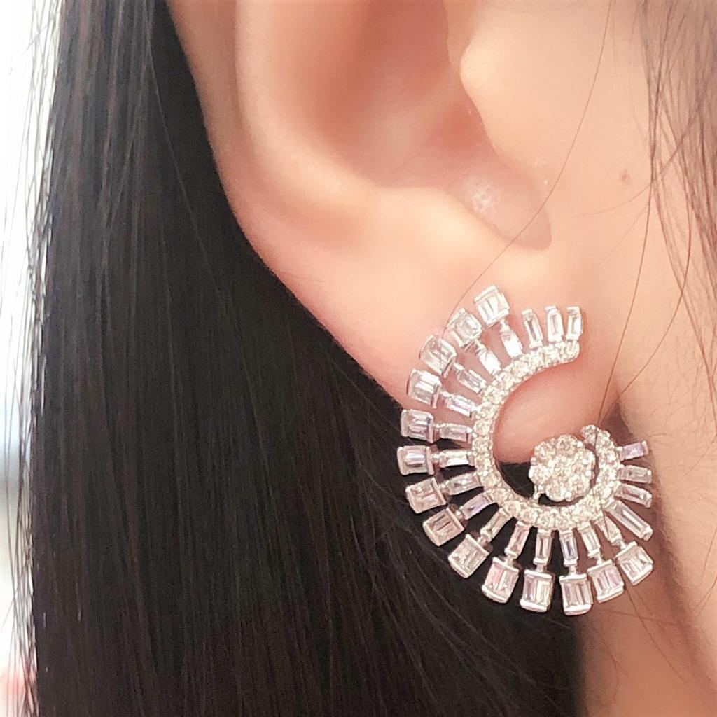 Taille mixte NWT $6, 909 Magnifique or 18KT Fancy Trillion Cut Diamond Twist C Earrings en vente