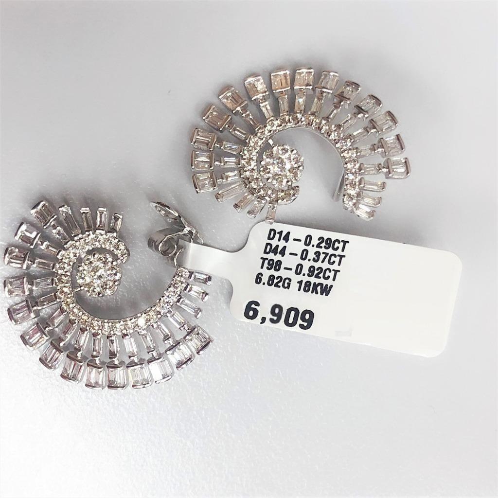 NWT $6, 909 Magnifique or 18KT Fancy Trillion Cut Diamond Twist C Earrings Neuf - En vente à New York, NY