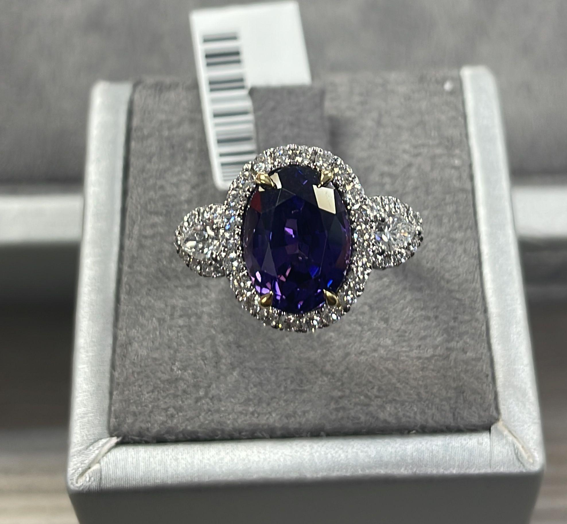 L'article suivant que nous vous proposons est cette magnifique bague en or 18KT et platine, rare, importante et de grande taille, de 6.50CT, en saphir violet et diamant !!! Magnifique saphir violet en pierre centrale, entouré de baguettes en forme
