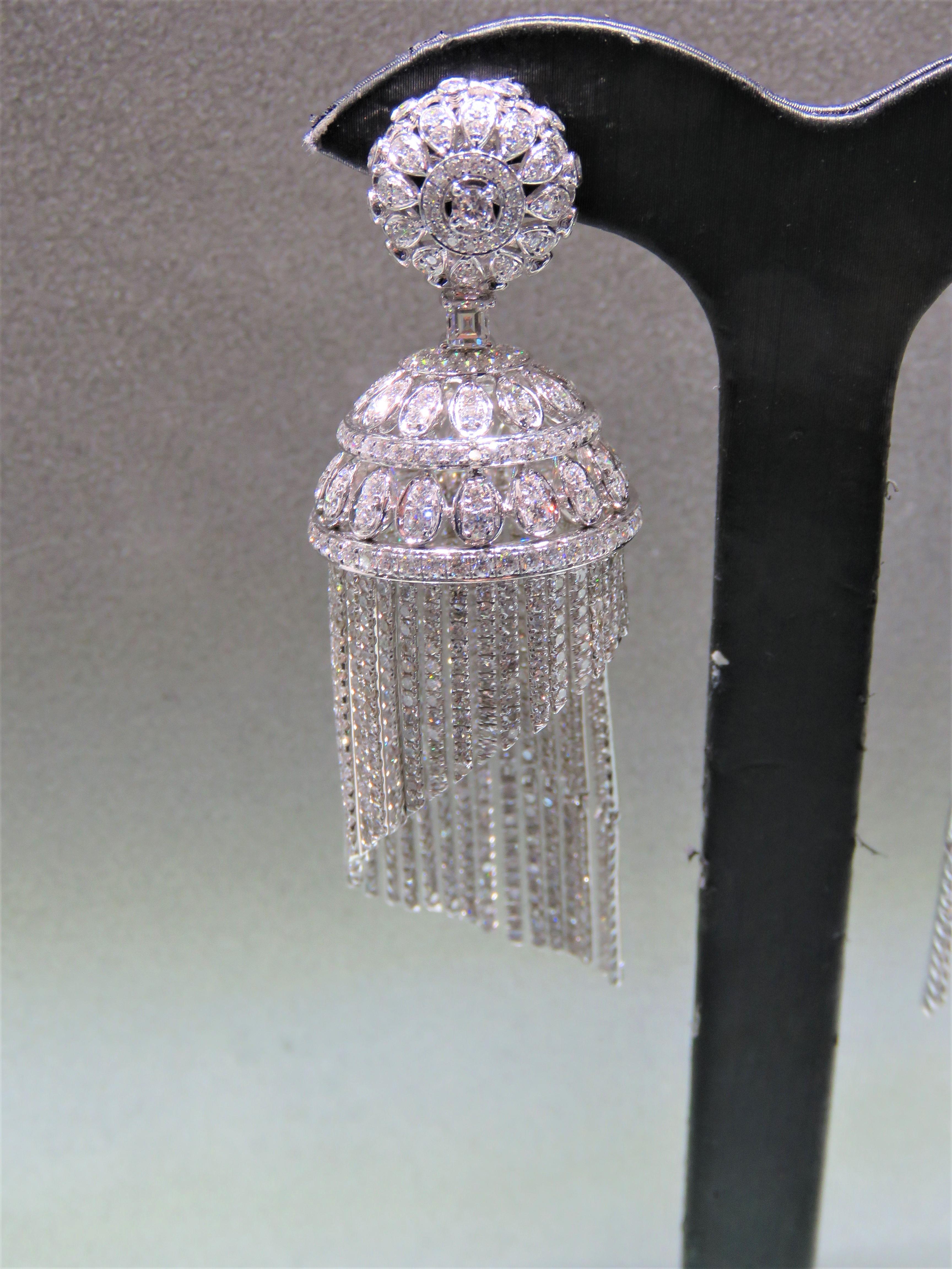 Taglio rotondo NWT $60, 500 Orecchini a frangia in oro 18KT Magnifico e splendido drappeggio di diamanti fantasia in vendita