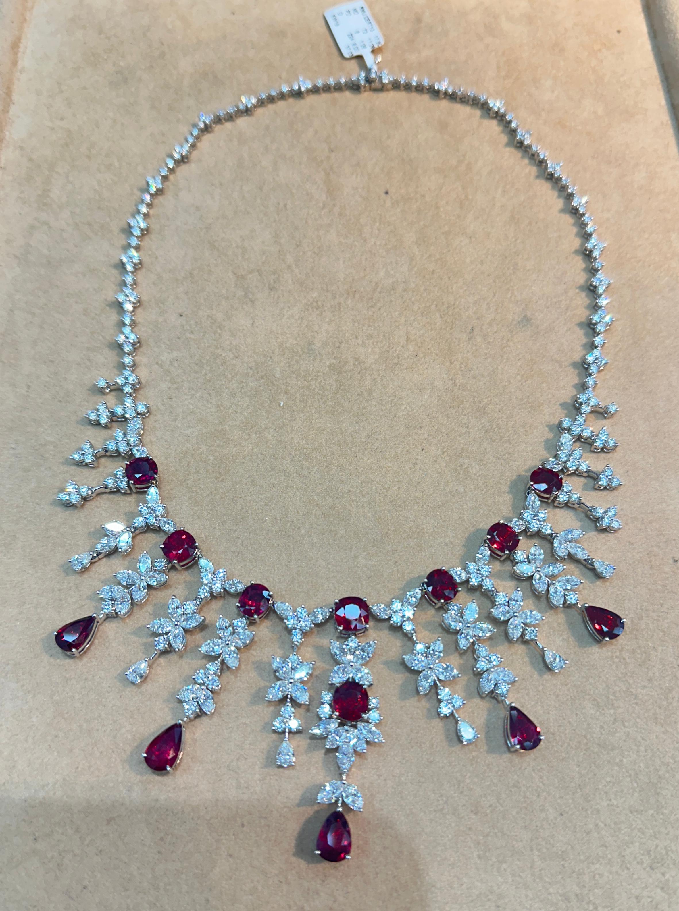 El siguiente artículo que ofrecemos es este Raro e Importante Collar de Oro de 18 KT con Magníficos Brillos y Destellos de Rubí Pichón Natural No Calentado y Diamantes. ¡El collar contiene aproximadamente 40 quilates de rubíes y diamantes naturales