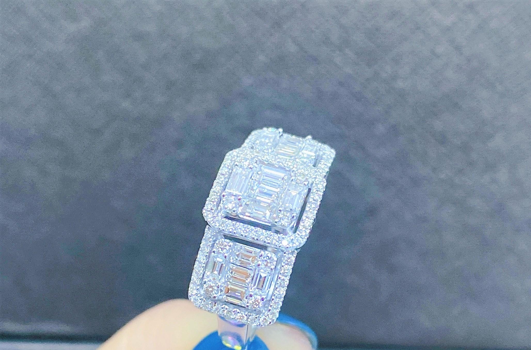 Der folgende Artikel, den wir anbieten, ist dieser extrem seltene schöne 18KT Gold feine große Fancy Diamond Ring. Dieser prächtige Ring besteht aus seltenen, feinen, trillionenschweren Baguetteschliffen und runden, wunderschön glitzernden