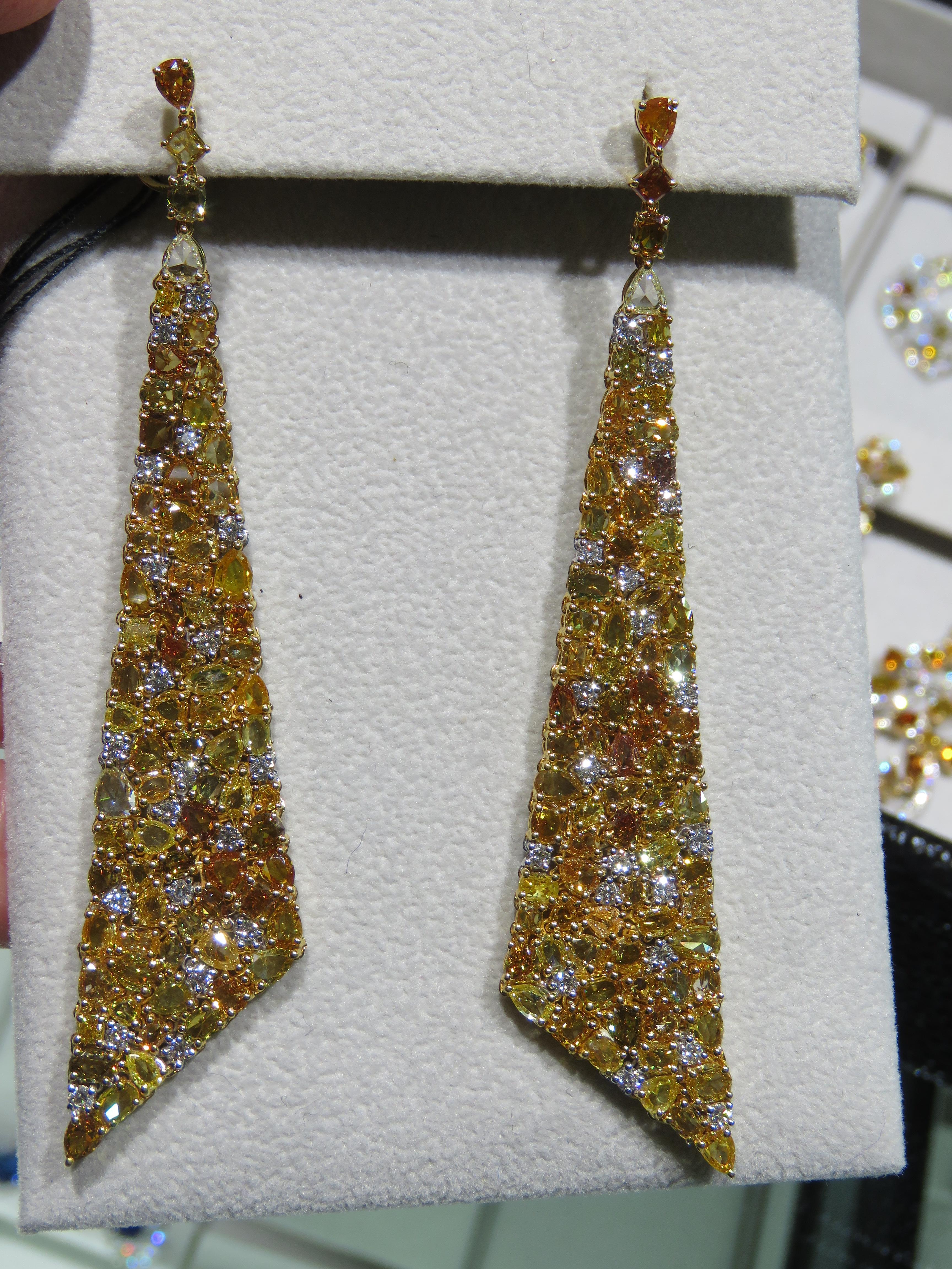 Il seguente articolo che offriamo è un bellissimo orecchino estremamente raro in oro 18KT con diamanti gialli di grandi dimensioni. Ogni orecchino è caratterizzato da splendidi e rari diamanti gialli con diamanti bianchi in oro 18KT. T.C.W. Circa