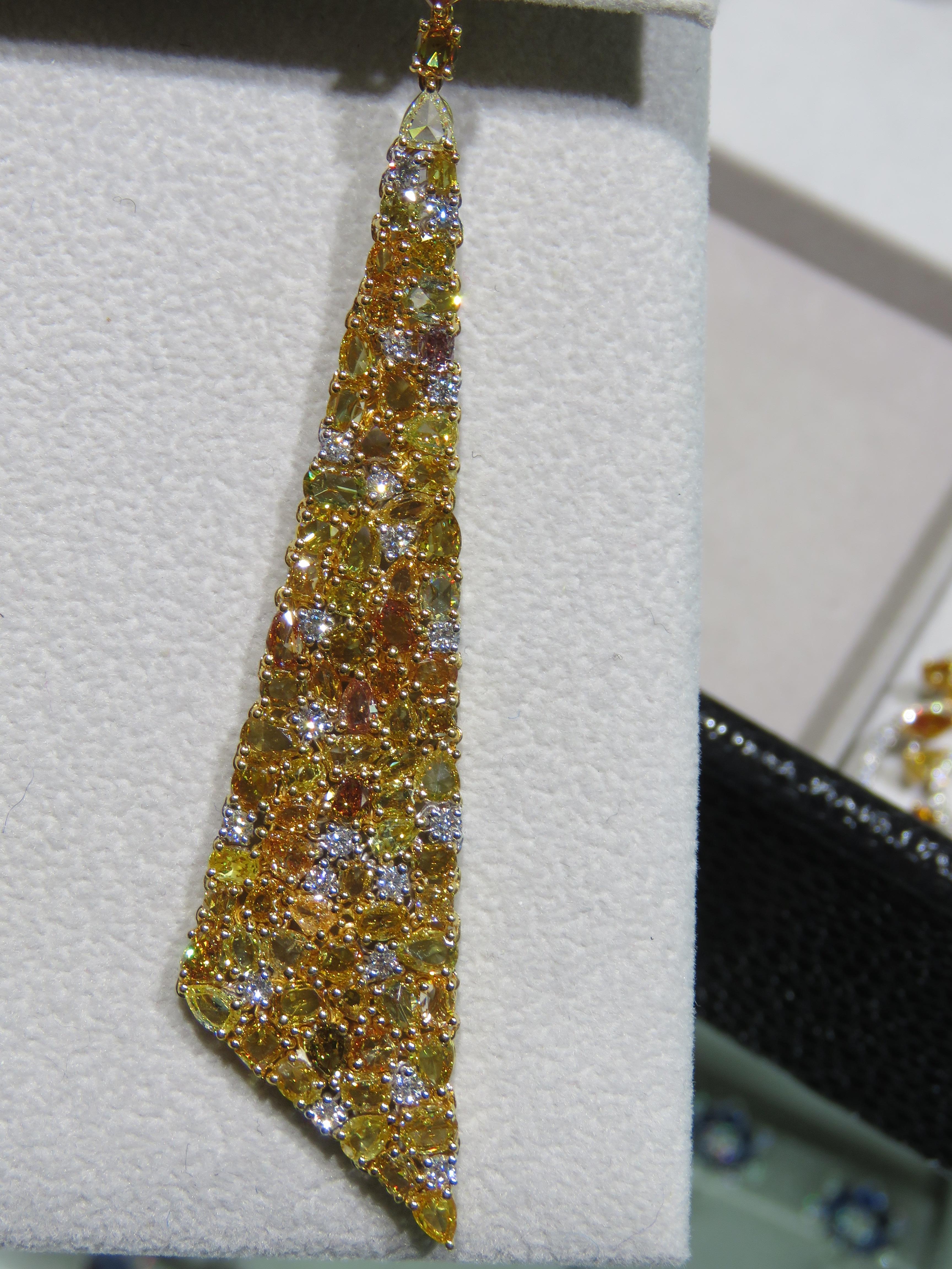 Taglio a goccia NWT $65,000 Orecchini a goccia in oro 18KT con diamanti gialli e fantasia in vendita