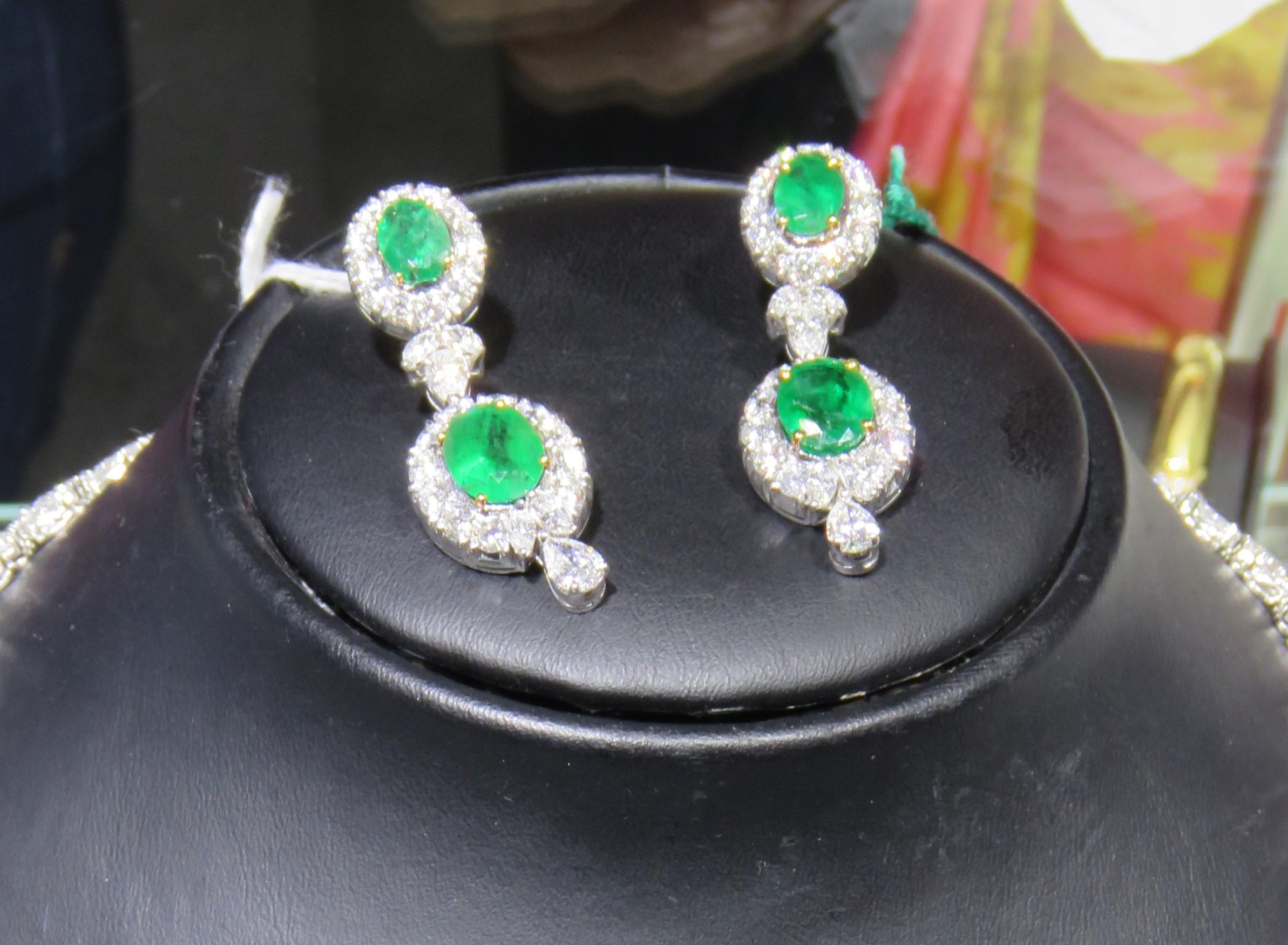 El siguiente artículo que ofrecemos es este Raro Importante Radiante Pendientes Colgantes de Oro de 18 KT Magníficos y Brillantes Esmeraldas y Diamantes de Fantasía. ¡¡¡Los Pendientes Contienen aprox. 13 CTS de Preciosas Esmeraldas Colombianas de