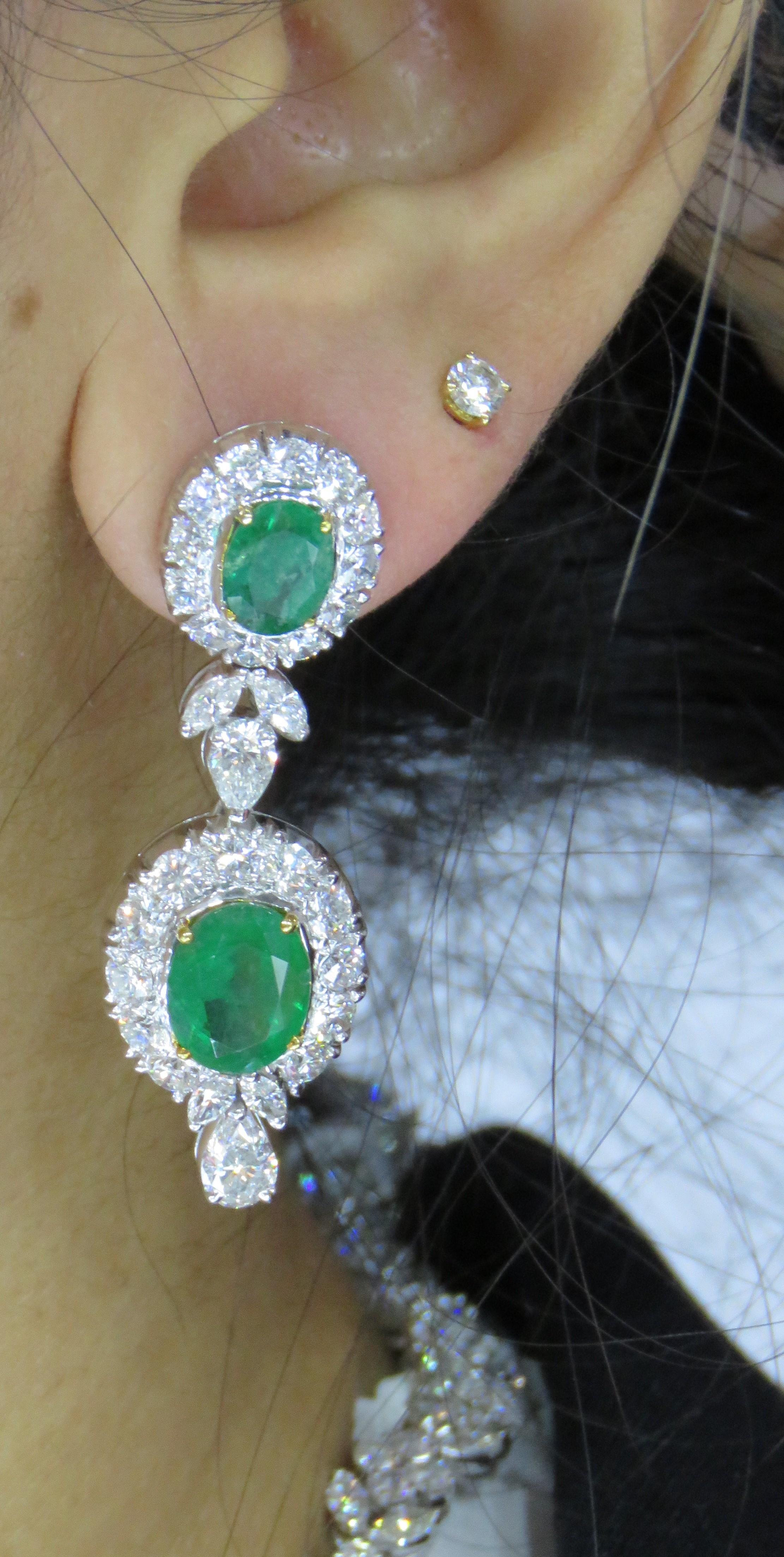 NWT $65, 000 Pendientes Colgantes 18KT Diamante Esmeralda Colombiana Grande Brillante en Nuevo estado para la venta en New York, NY