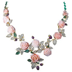 Collier fantaisie fleur, corail, émeraude, saphir, diamant 65 000 $, état neuf avec étiquette
