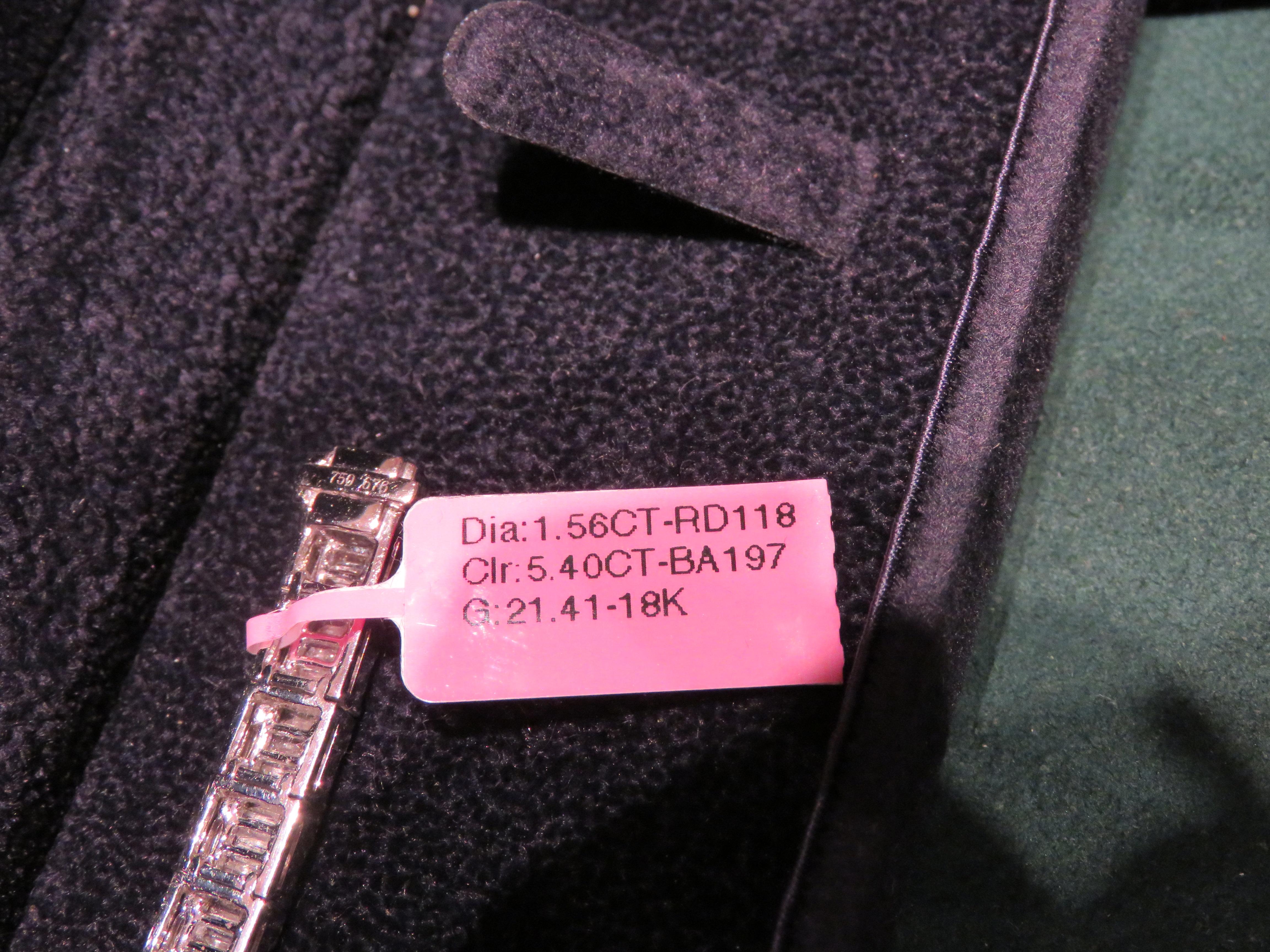 NEU $65, 238 18KT Wunderschönes glitzerndes Fancy Large Baguette-Tennisarmband, aus Fancy im Zustand „Neu“ im Angebot in New York, NY