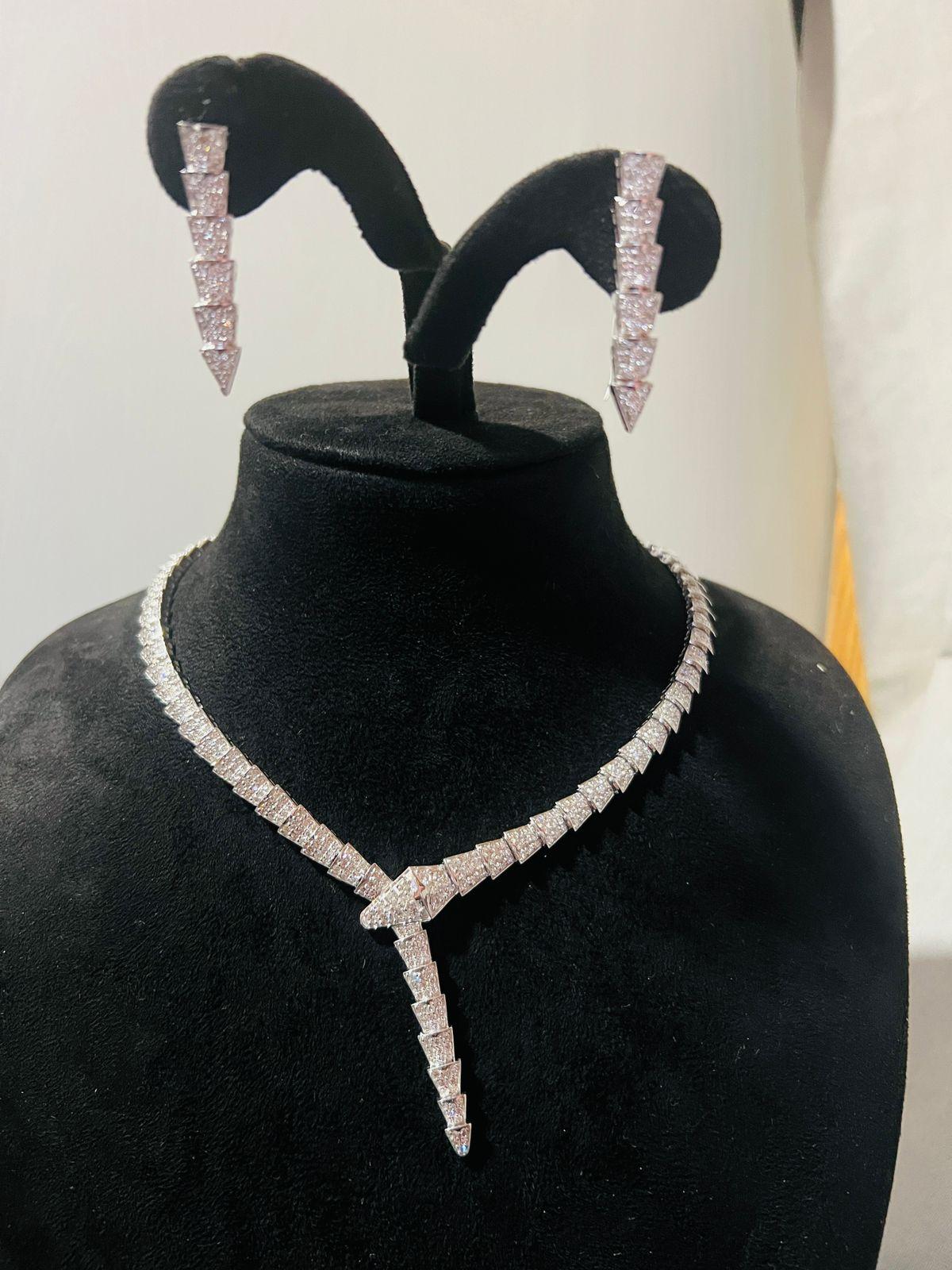 Il seguente oggetto è un importante e raro set di collana e orecchini in oro 18KT con diamanti preziosi. La collana e gli orecchini sono composti da una splendida serie di circa 600 diamanti rotondi fantasia!!! T.C.W. Circa 10.50CTS!!! Questo