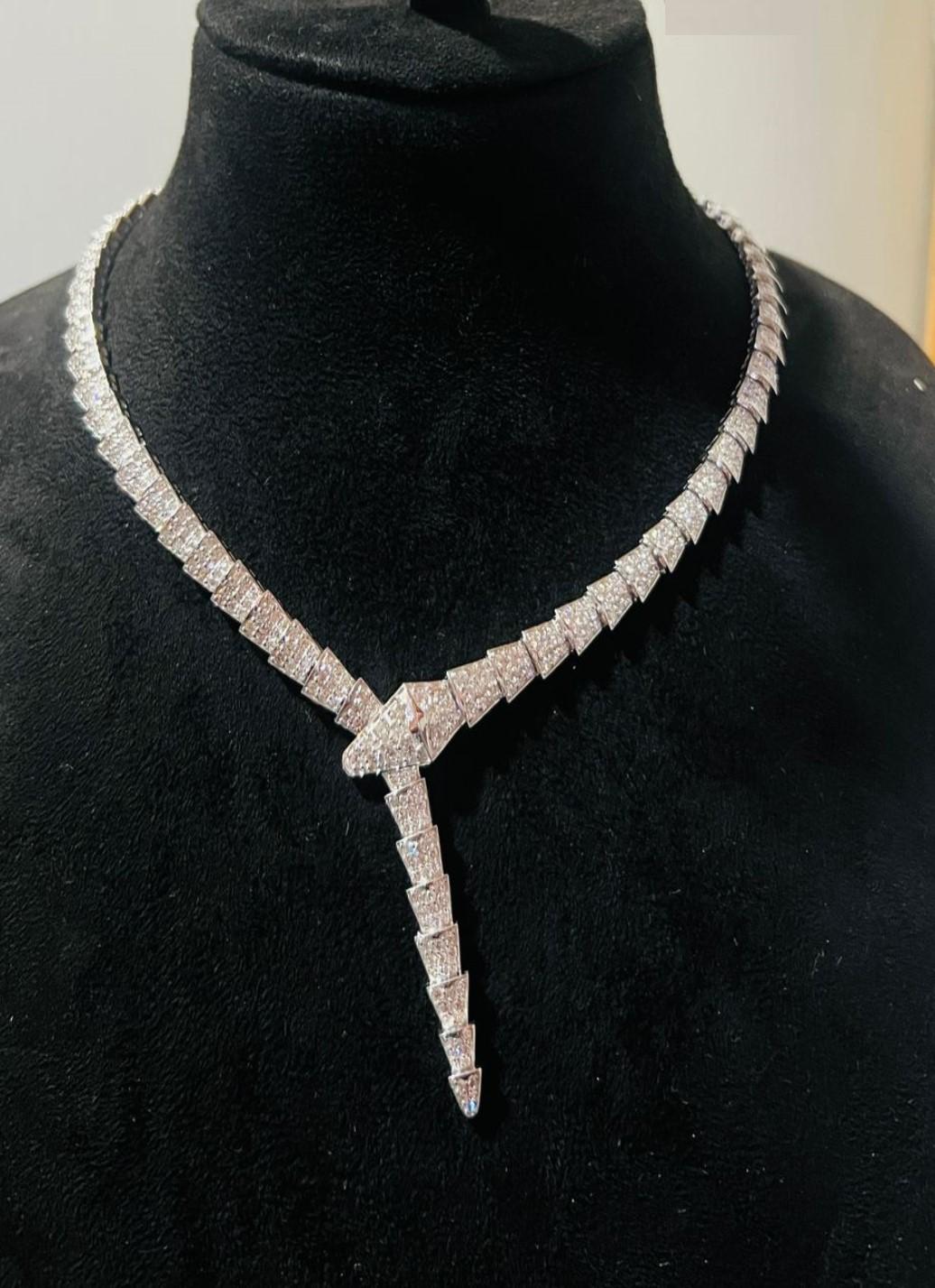 Taglio rotondo NWT $65, 500 18KT Collana serpente con diamanti scintillanti e fantasia Orecchini in vendita