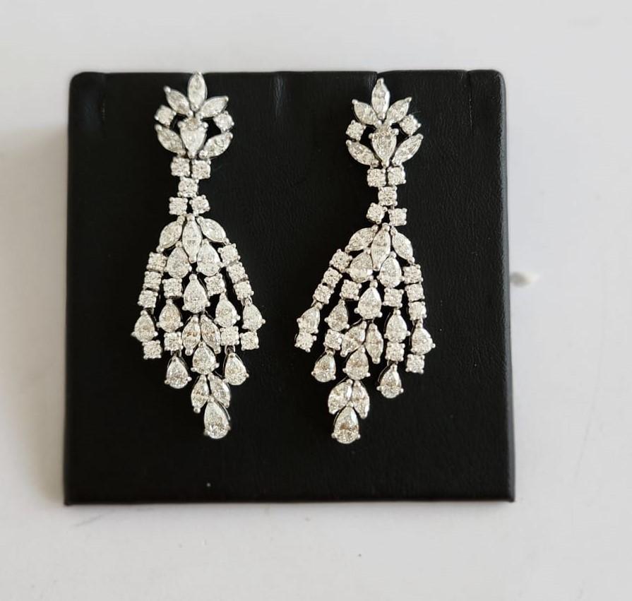 NEU $65, 000 prächtige 18kt Gold Fancy 10ct kaskadenförmige Diamant-Tropfen-Ohrringe, NEU (Gemischter Schliff) im Angebot