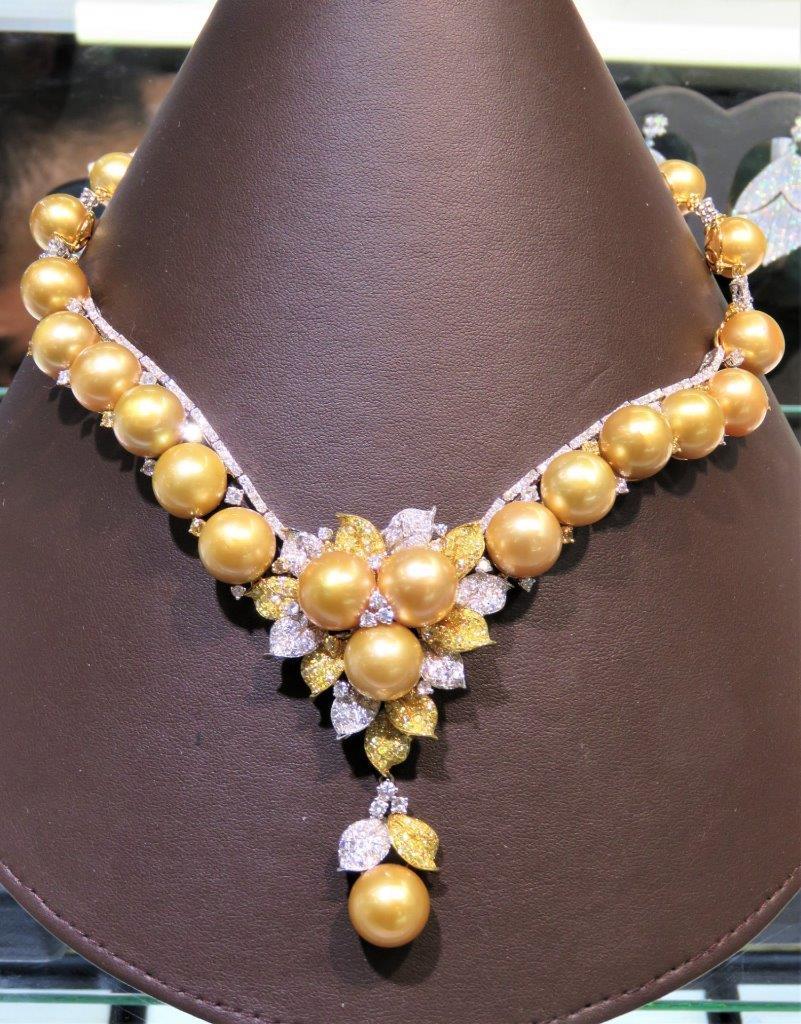 L'article suivant que nous proposons est ce collier extrêmement rare et magnifique en or 18KT Fine Extraordinary Large Cultured South Sea Golden Pearl Diamond Necklace (collier de perles de culture des mers du Sud avec diamants). Ce collier est un