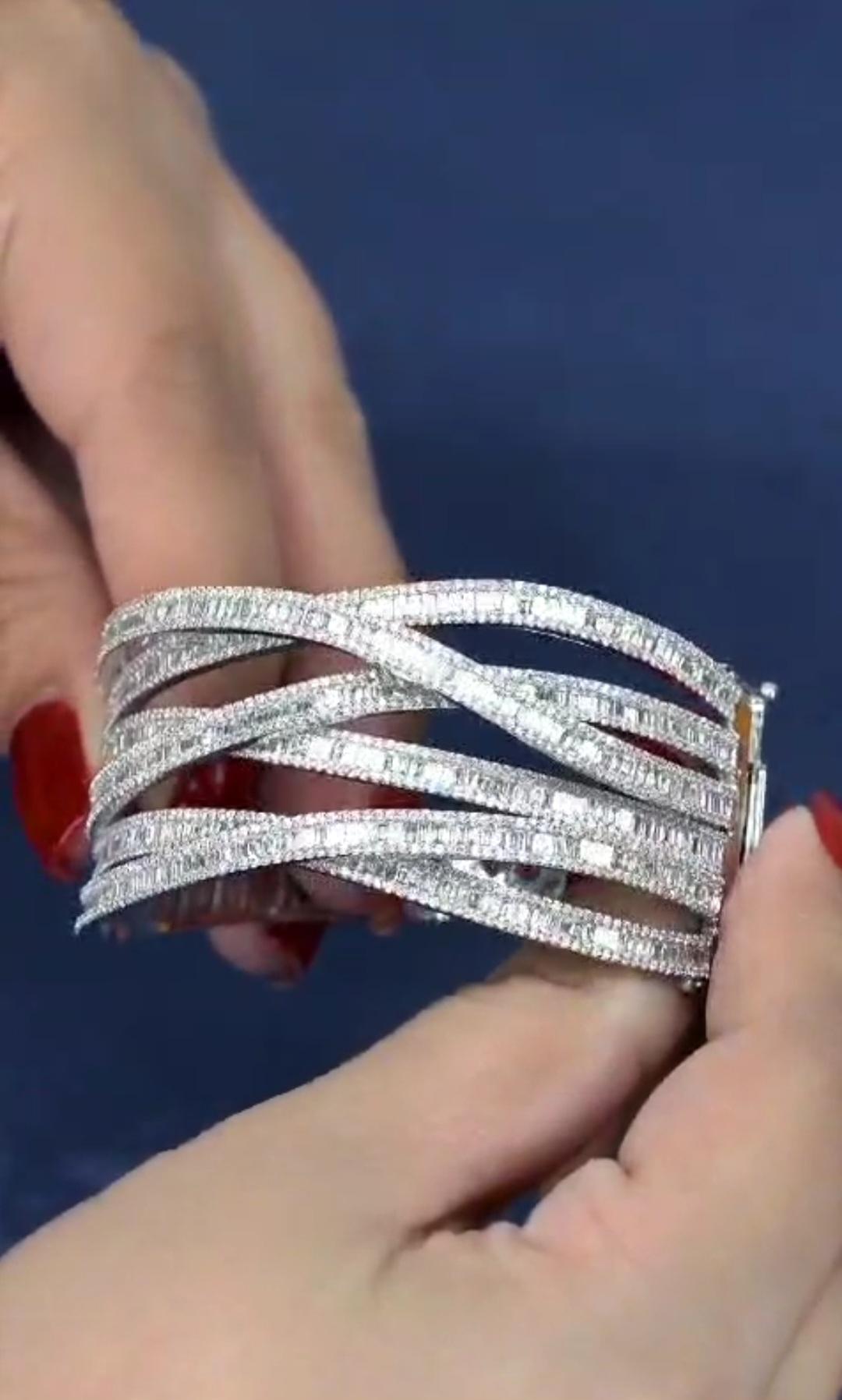 L'article suivant que nous vous proposons est ce magnifique bracelet en or 18KT étincelant.  Le bracelet est orné d'un assortiment de magnifiques diamants rares et assortis de taille conique. A.C.C&W. Approx 10.50Carats !!! 
Les diamants sont d'une