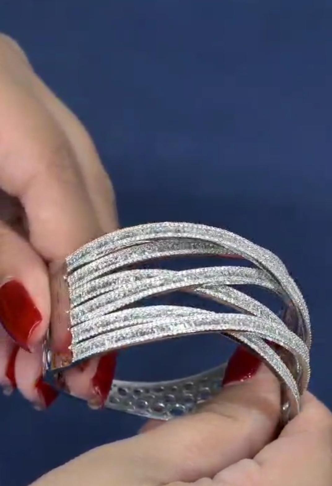 Taille baguette NWT $67, 500 18KT Gold Glittering Fancy Tapered Baguette Diamond Bangle Bracelet en vente