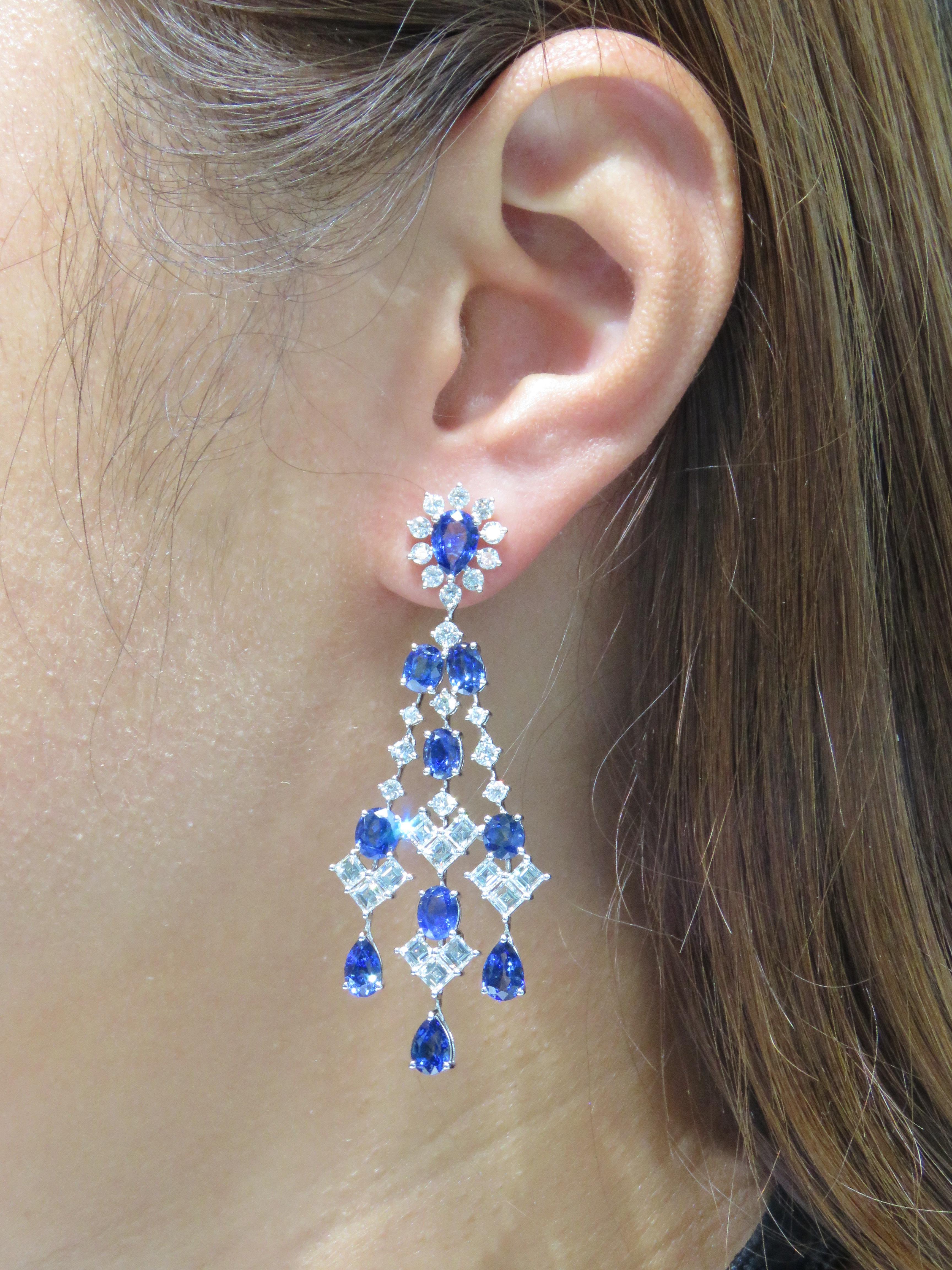 Taglio ovale NWT $68, 200 18KT 20CT Orecchini pendenti con diamante e zaffiro blu di Ceylon in vendita