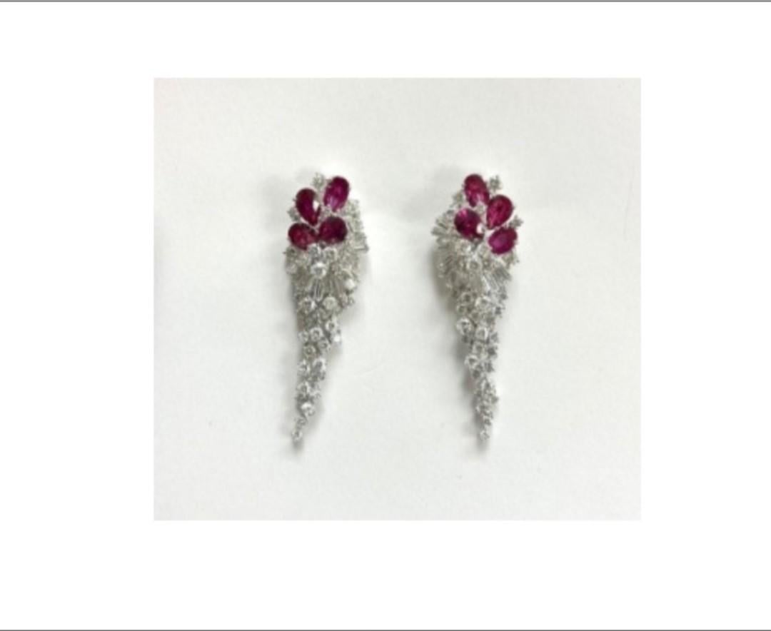 Il seguente articolo che offriamo è questo raro e importante orecchino in oro 18KT, splendido e scintillante, con rubini e diamanti. Gli orecchini contengono più di 10 carati di splendidi rubini e diamanti rari!!! Le pietre sono molto pulite ed