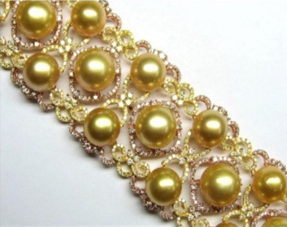 L'article suivant que nous offrons est ce magnifique bracelet en or 18KT avec perles, diamants jaunes et diamants blancs de fantaisie AA-AAA. Ce magnifique bracelet est composé de grosses perles dorées serties dans de l'or rose 18KT et entourées de