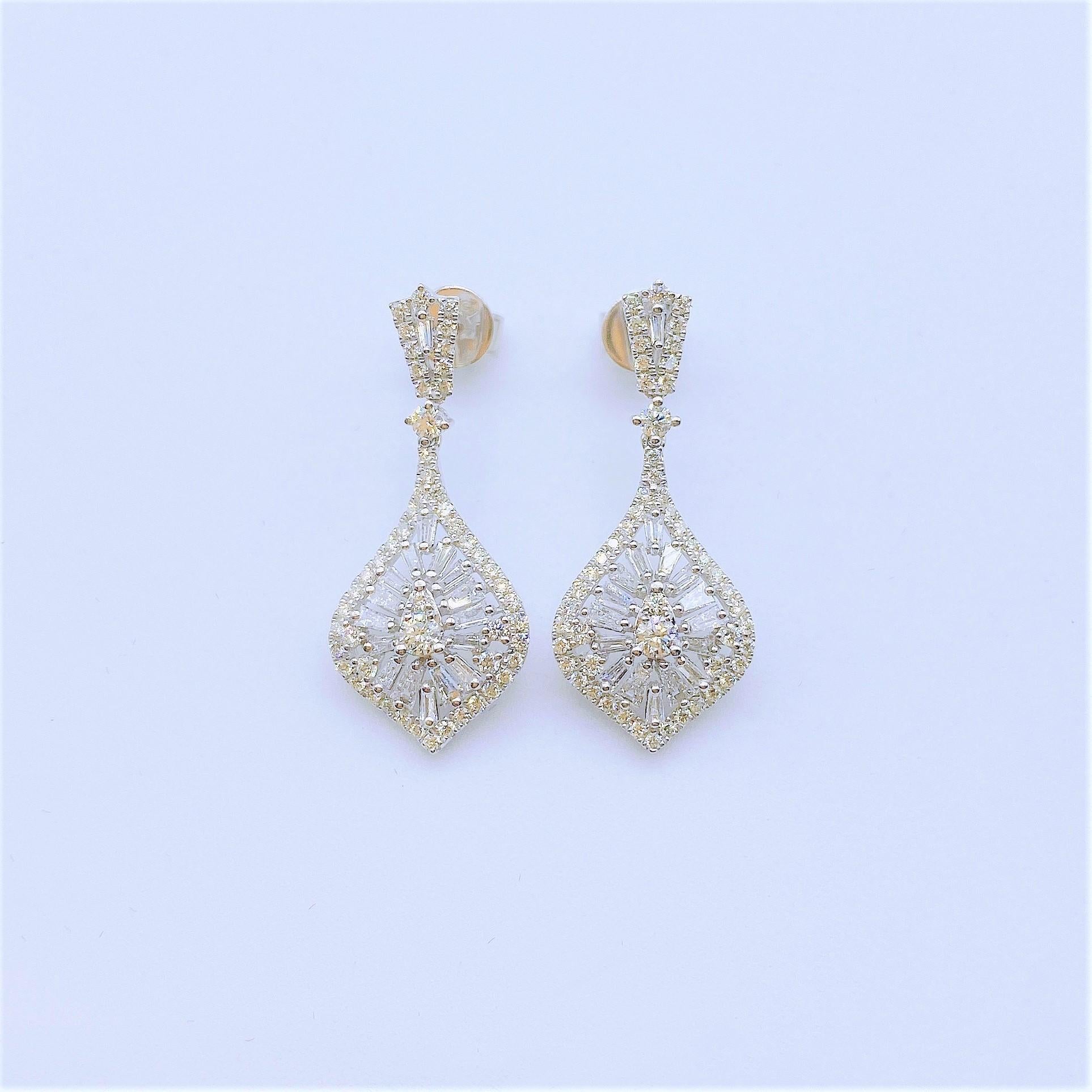 Il seguente articolo è un importante e raro orecchino di diamanti scintillanti in oro 18KT, glamour ed elaborato. T.C.W. Circa 1.50CTS!!! Questi splendidi orecchini sono una rara coppia di campioni di un produttore privato di prim'ordine che ha