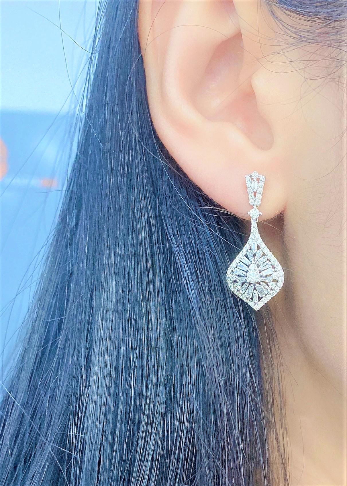 Taglio misto NWT $6, 919 Orecchini pendenti in oro 18kt con diamanti magnifici e rari in vendita