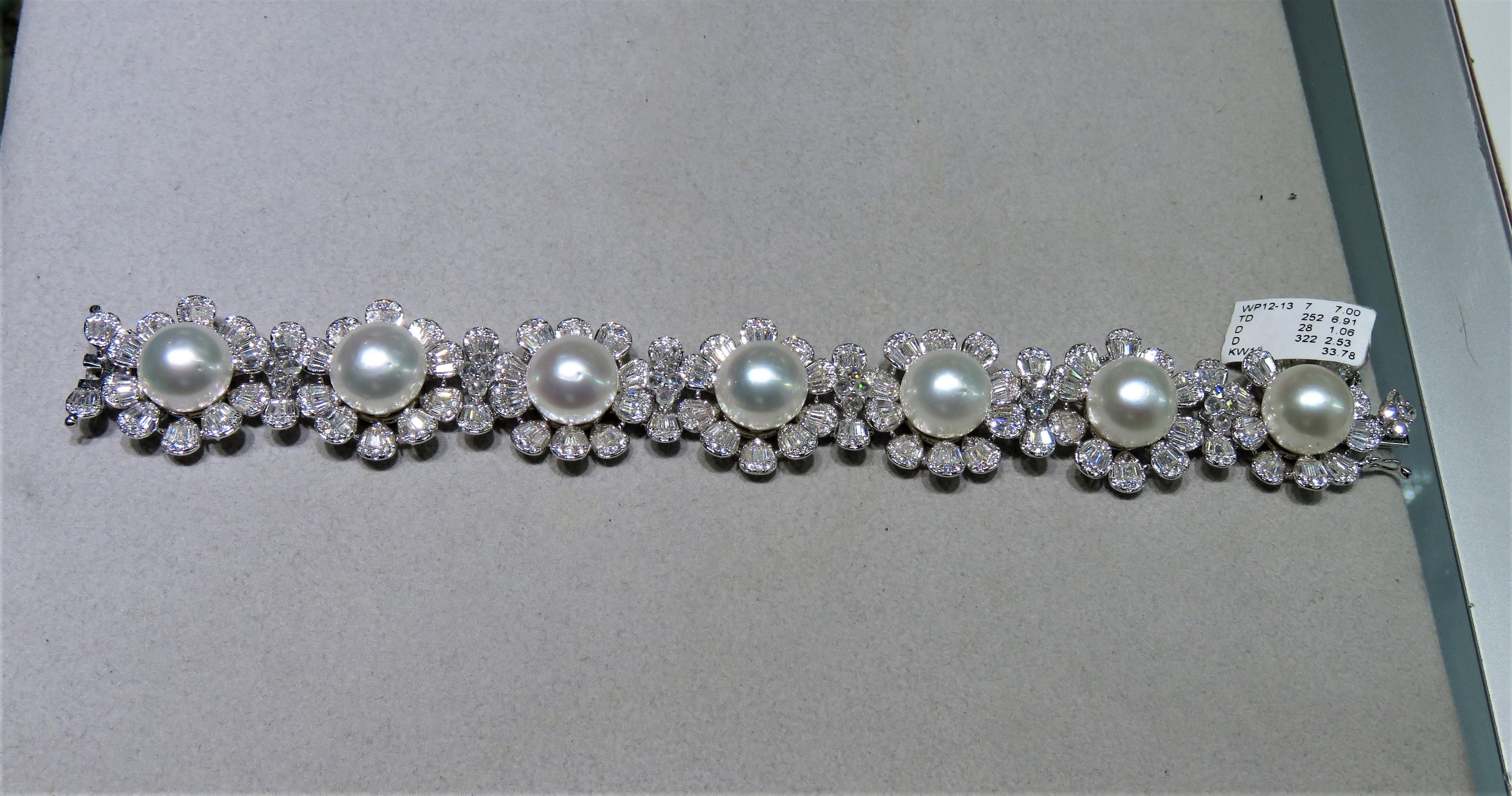 NWT $69,500 18KT Gold Seltene Lrg Sdsee Perle Wunderschne Diamant Blume Armband (Gemischter Schliff) im Angebot