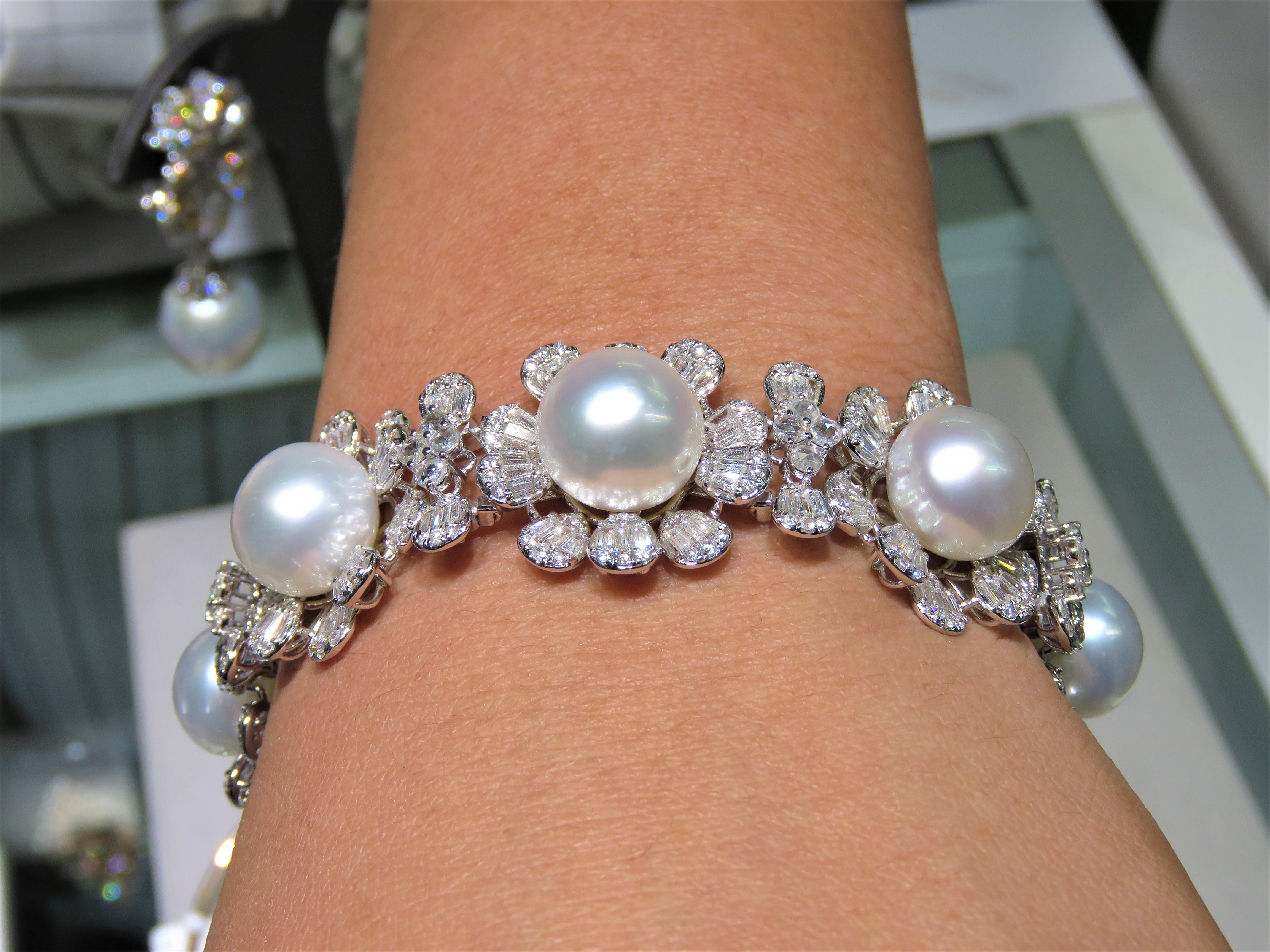NWT $69, 500 18KT Gold Rare Lrg South Sea Pearl Gorgeous Diamond Flower Bracelet In New Condition For Sale In New York, NY
