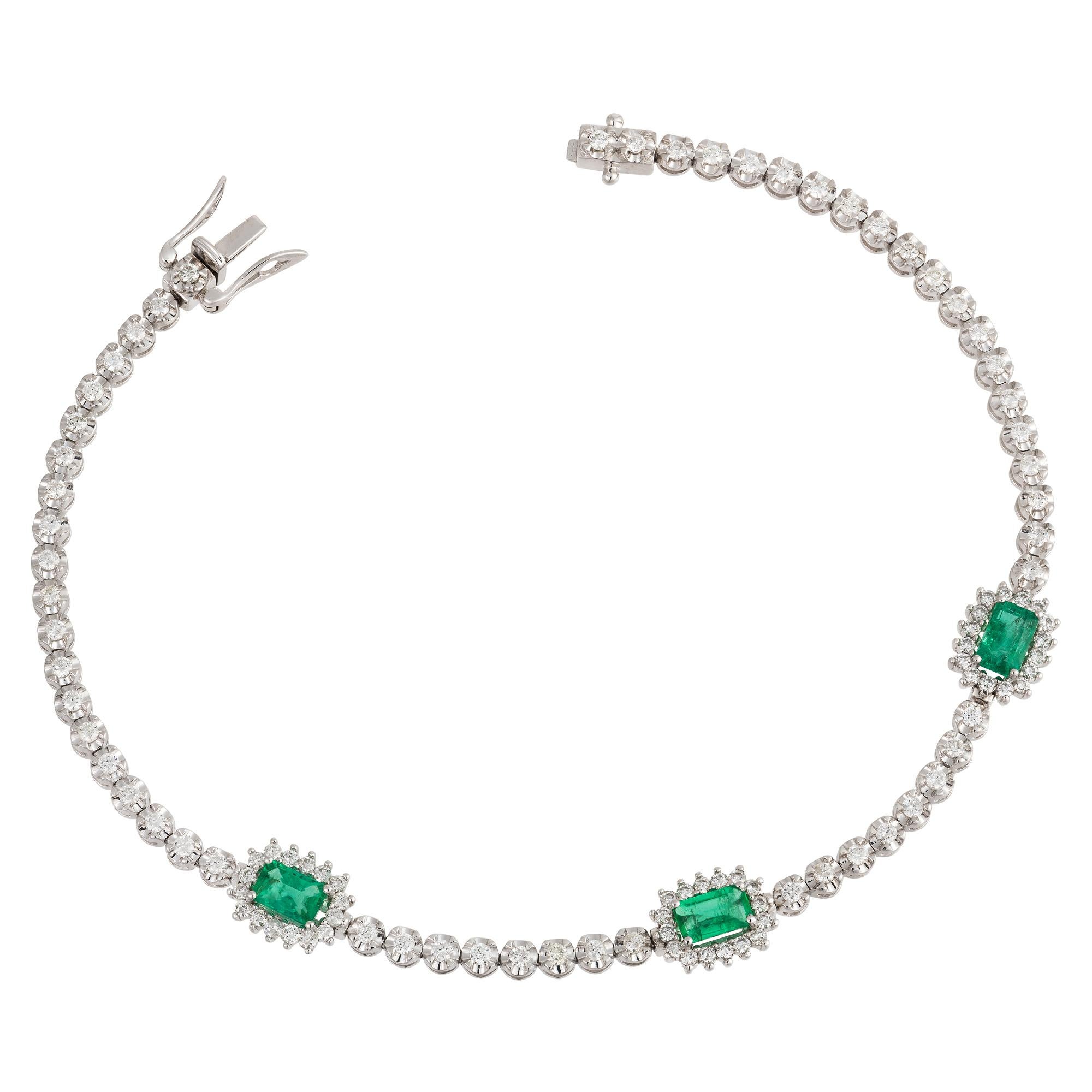 Il seguente articolo è un raro bracciale in oro 18KT con diamanti e smeraldi. Il bracciale è composto da splendidi diamanti finemente incastonati e da 3 splendidi smeraldi di grandi dimensioni!!! A.I.C. oltre 2CTS!!! Gli smeraldi e i diamanti sono
