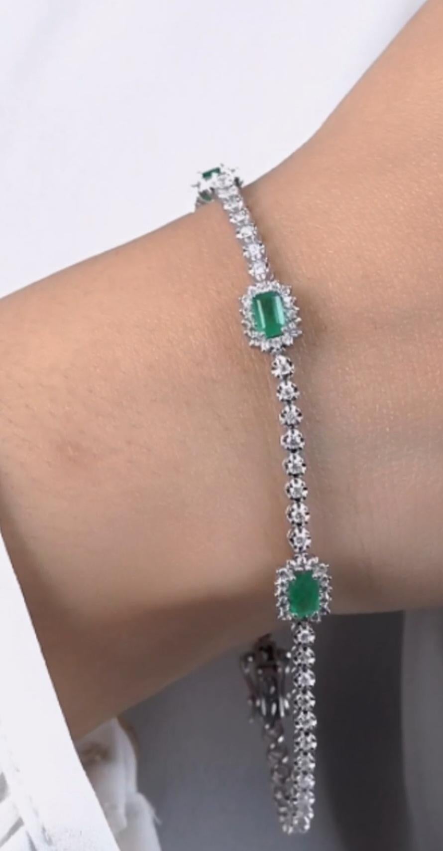 Emerald Cut NWT $7, 000 18 Karat Gold Glittering Fancy Green Emerald Diamond Bracelet For Sale