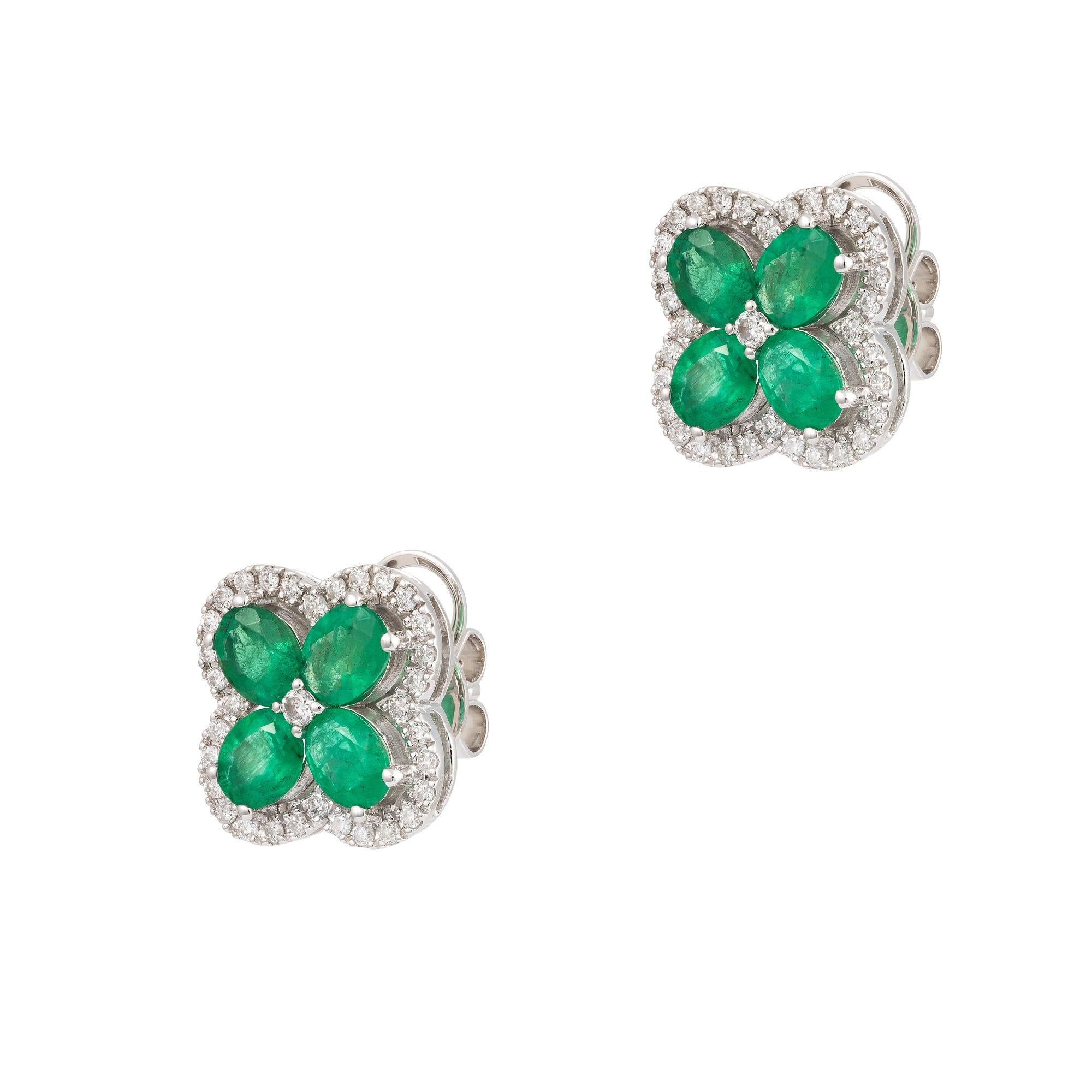 Der folgende Artikel, den wir anbieten, ist dieser seltene wichtige strahlende 18KT Gold wunderschöne glitzernde und funkelnde prächtige Fancy Smaragd und Diamant Klee-Ohrringe. Ohrringe Enthält über 3.50CTS von schönen Fancy Cut und Diamanten!!!