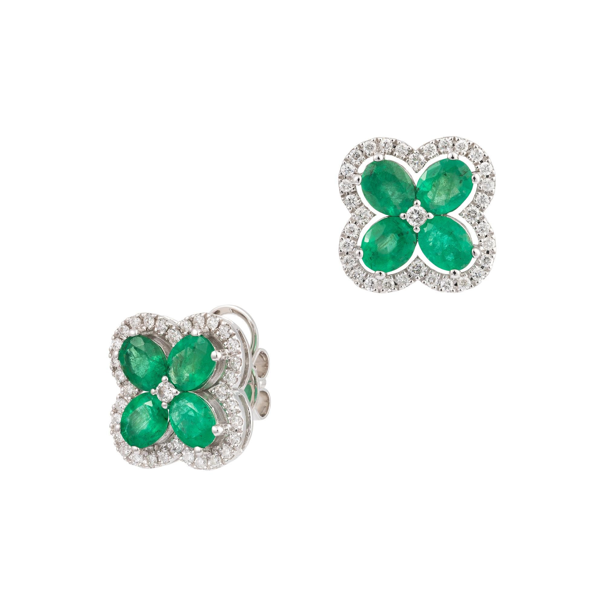 NWT $7, 500 18KT Große Fancy Glittering Smaragd Kleeblatt Diamant Ohrringe (Gemischter Schliff) im Angebot