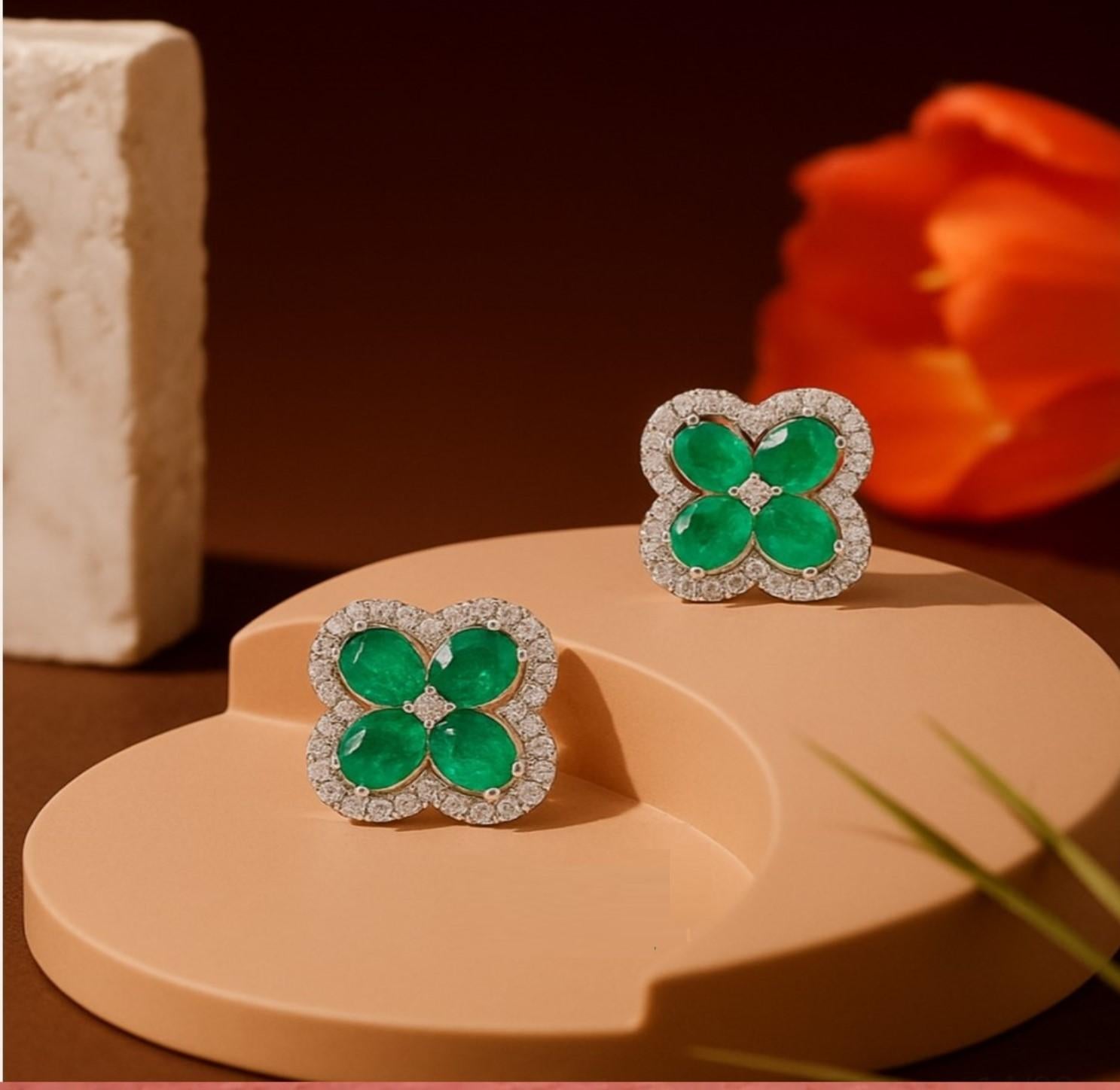 NWT $7, 500 18KT Große Fancy Glittering Smaragd Kleeblatt Diamant Ohrringe im Zustand „Neu“ im Angebot in New York, NY