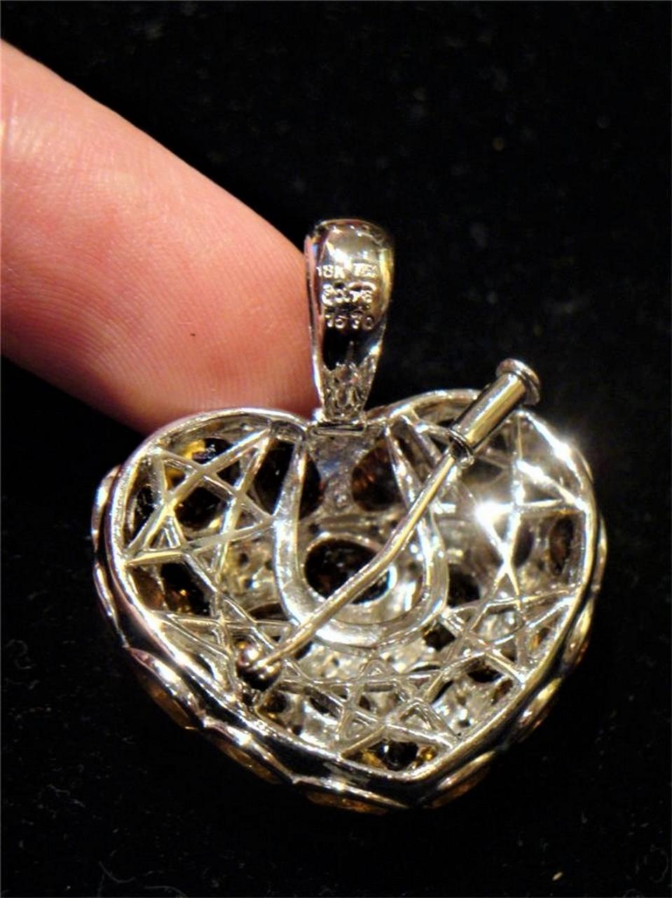 L'article suivant que nous proposons est ce magnifique pendentif / broche en or blanc 18KT, citrine et diamant en forme de cœur. NWT $7,500 !!. Le cœur contient environ 11 carats de 24 fines citrines de forme fantaisie et est orné de diamants