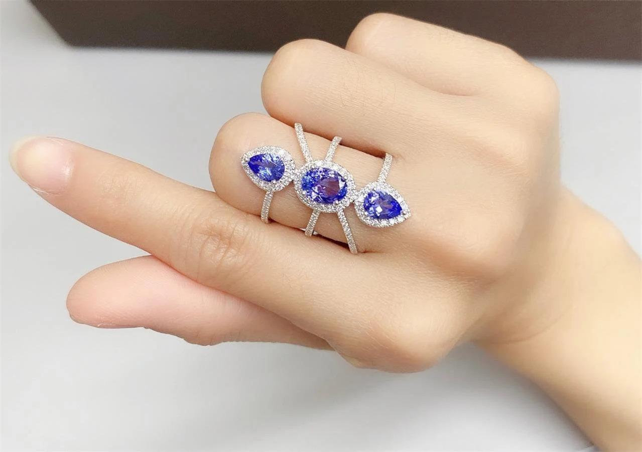 Taille mixte NWT $7, 749 Rare 18KT Gold Fancy Triple 3 Tanzanite Gemstone and Diamond Ring en vente
