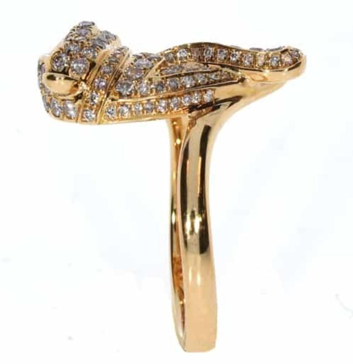 Il seguente oggetto è un raro anello Panther in oro 18KT con diamanti rosa di grandi dimensioni. L'anello è composto da splendidi diamanti rosa scintillanti finemente incastonati che formano una pantera con 2 Greene & Greene come occhi!!! I diamanti