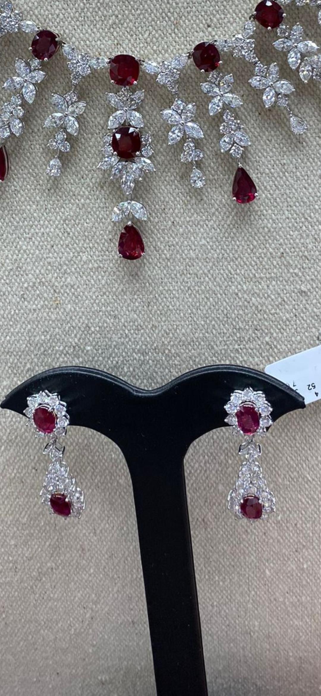 Taglio misto NWT $72, 000 Orecchini pendenti con diamanti in oro 18KT con rubino fantasia in vendita