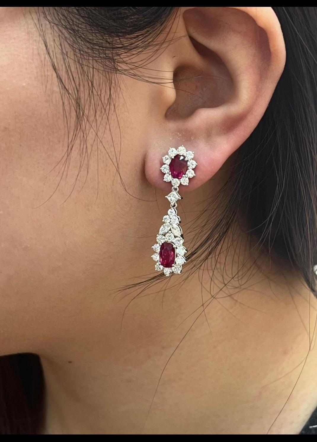 NWT $72, 000 Orecchini pendenti con diamanti in oro 18KT con rubino fantasia In condizioni Nuovo in vendita a New York, NY