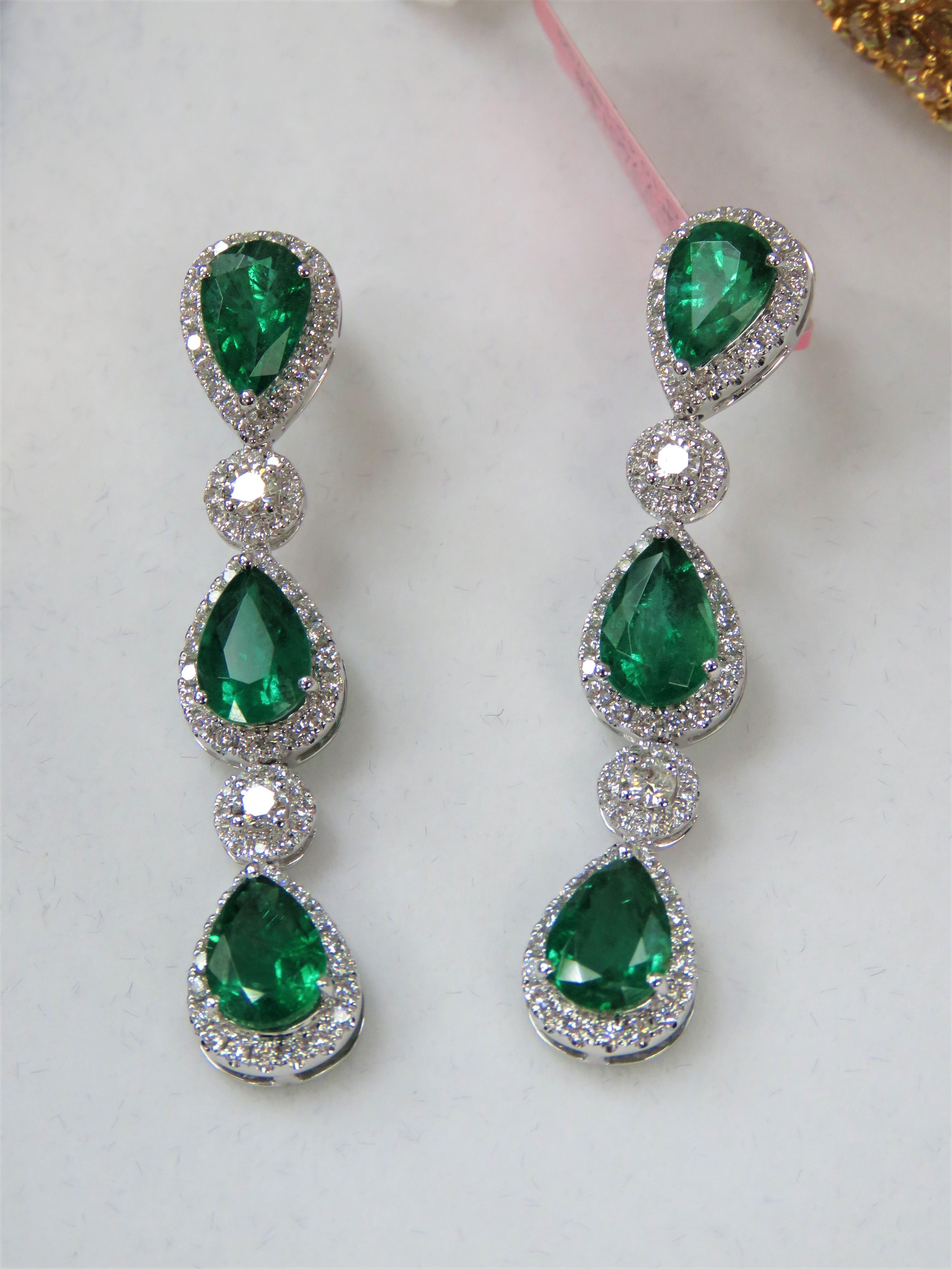 Die folgenden Artikel, die wir anbieten, ist ein Paar von seltenen 18KT Gold Large Emerald Diamond Dangle. Die Ohrringe bestehen aus fein gesetzten, wunderschönen, großen, grünen Smaragd-Diamant-Baumel-Ohrringen!!! T.C.W. Ca. 9.50CTS!! Diese
