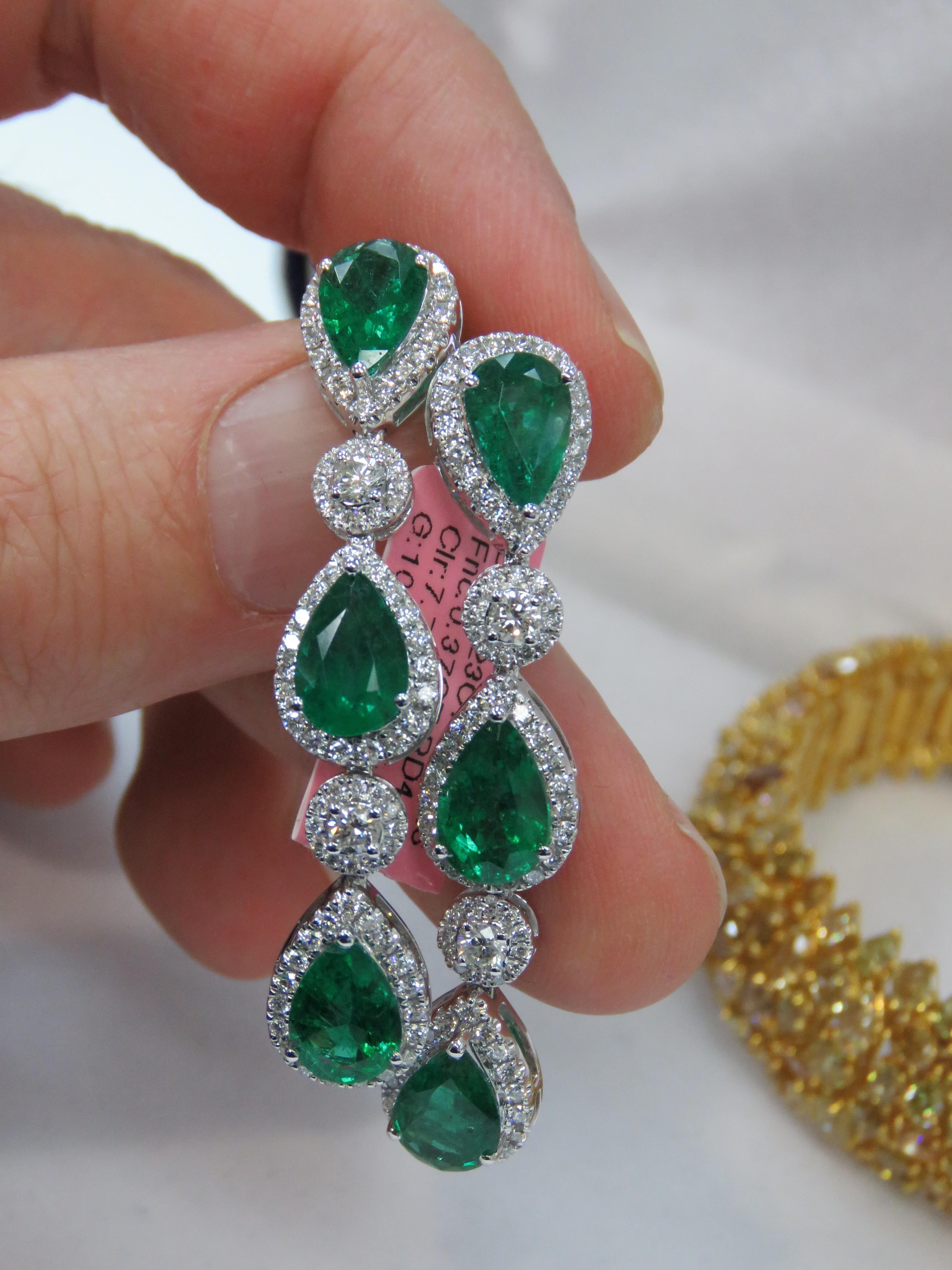 NEU $73, 735 18KT Gold glitzernde Fancy Grüner Smaragd-Diamant-Ohrringe (Smaragdschliff) im Angebot