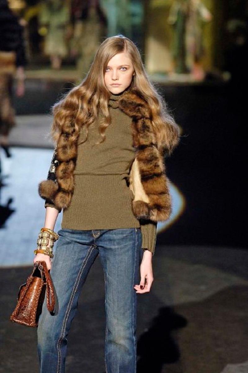 Neu Roberto Cavalli Metallic Gold lackiert Samt Zobel Trim Weste 
F/W 2006 Runway Collection'S
Italienische Größe 42 - US 6 (passt auch größeren Größen).
Einzigartiges Cavalli-Metallic-Goldblattendesign über braunem/schwarzem Samt, 
Zobelbesatz,