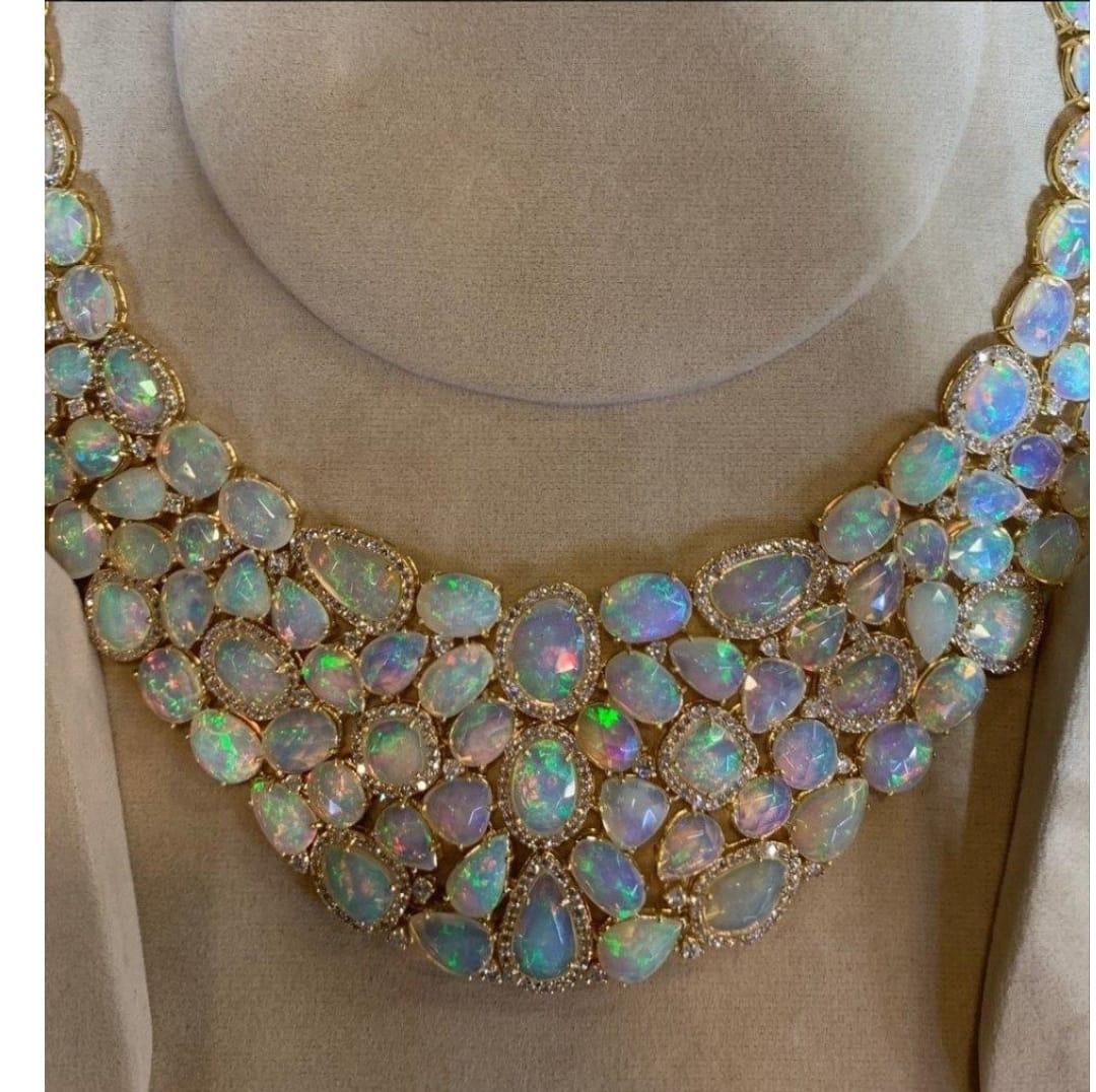 L'article suivant que nous proposons est un Rare Important Collier en or 18KT Glistening Radiant Gorgeous Opal and Diamond. Les pierres sont très propres et extrêmement fines ! A.I.C.W. approximatif pour le collier 90CTS !!!
Ce magnifique Design/One