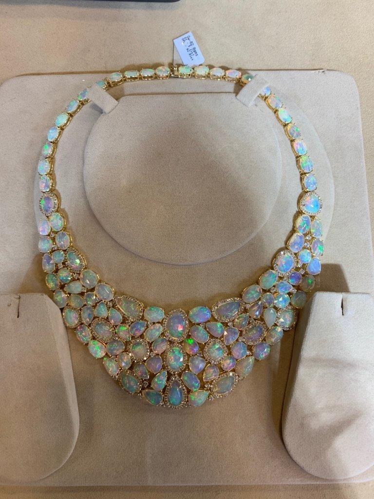 Taille mixte Collier fantaisie en or 18 carats avec opale d'Éthiopie 90 carats et diamants, 75 000 $, neuf avec étiquette en vente