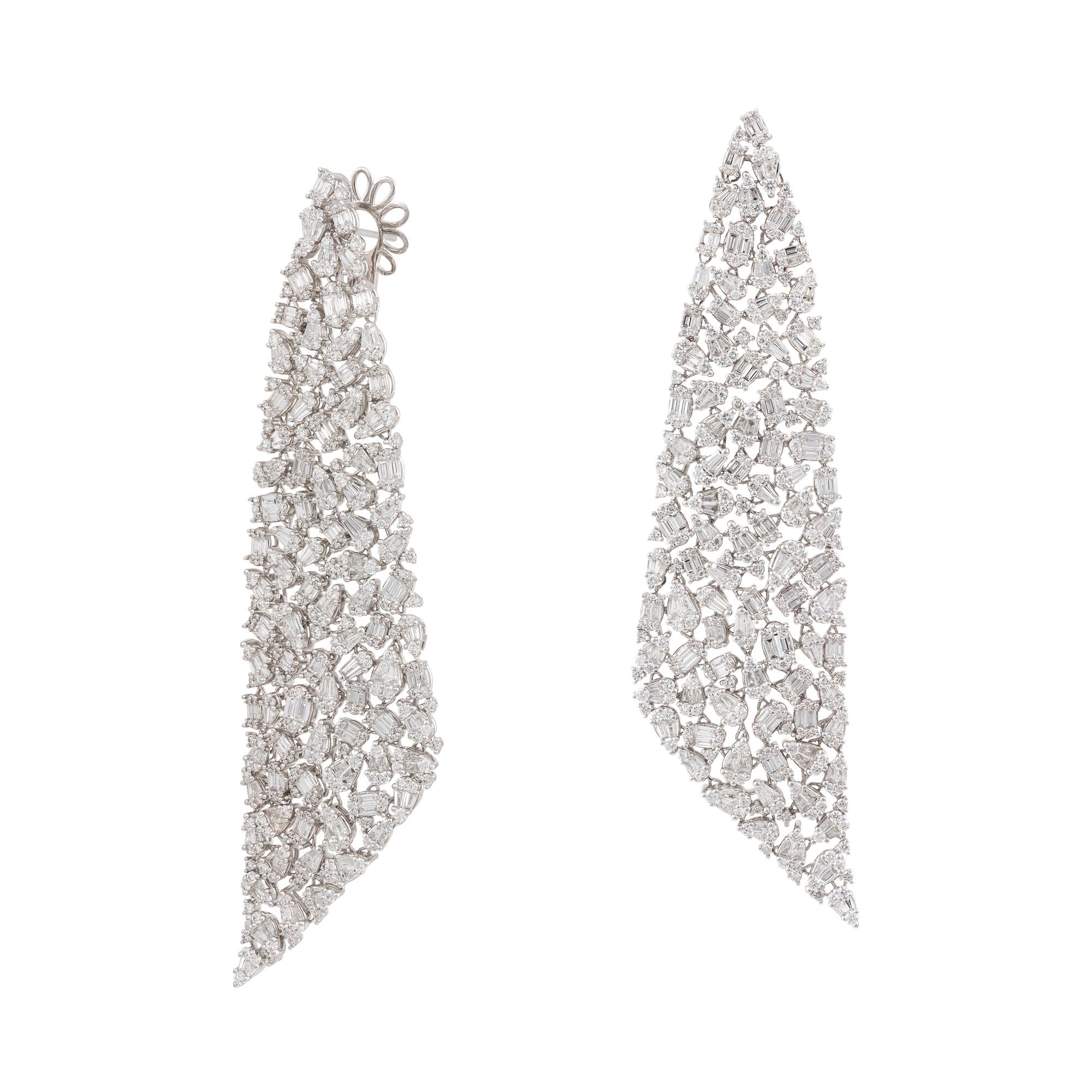 Il seguente articolo che offriamo è questo raro e importante orecchino in oro 18KT con diamanti scintillanti e brillanti. Gli orecchini contengono circa 11 carati di bellissimi diamanti bianchi!!! Le pietre sono molto pulite ed estremamente