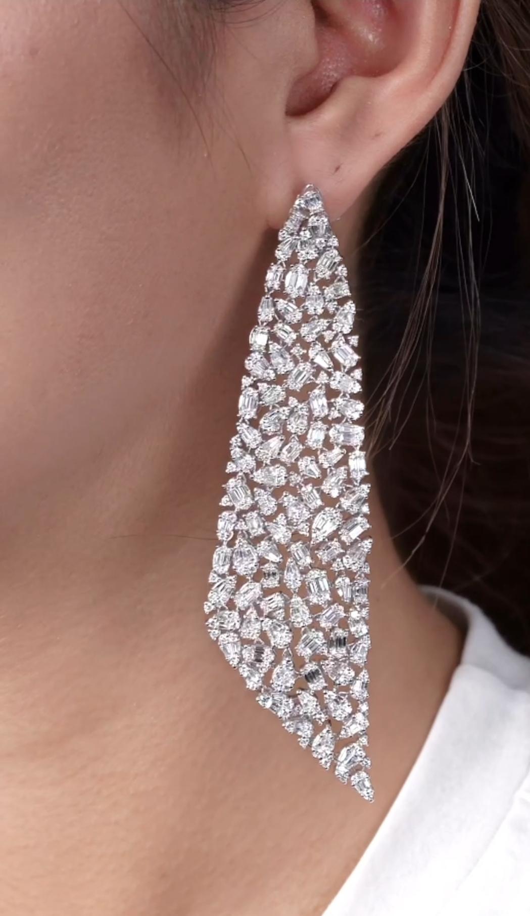 Taglio misto NWT $75, 000 Oro 18KT Magnifici orecchini pendenti con diamanti lunghi e fantasia in vendita