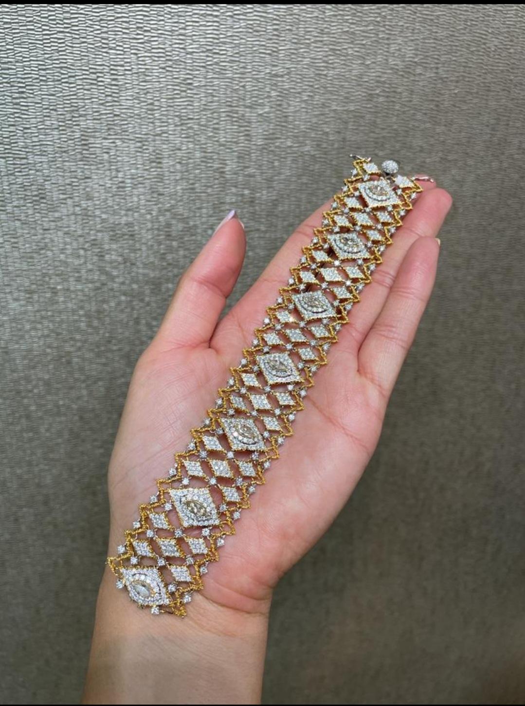 Das folgende Element, das wir anbieten, ist dieses prächtige 18KT Gold große extrem seltene Para Fancy Yellow Diamond Diamond Bracelet. Dieses wunderschöne Armband besteht aus großen, wunderschönen gelben Diamanten, umgeben von ausgefallenen weißen