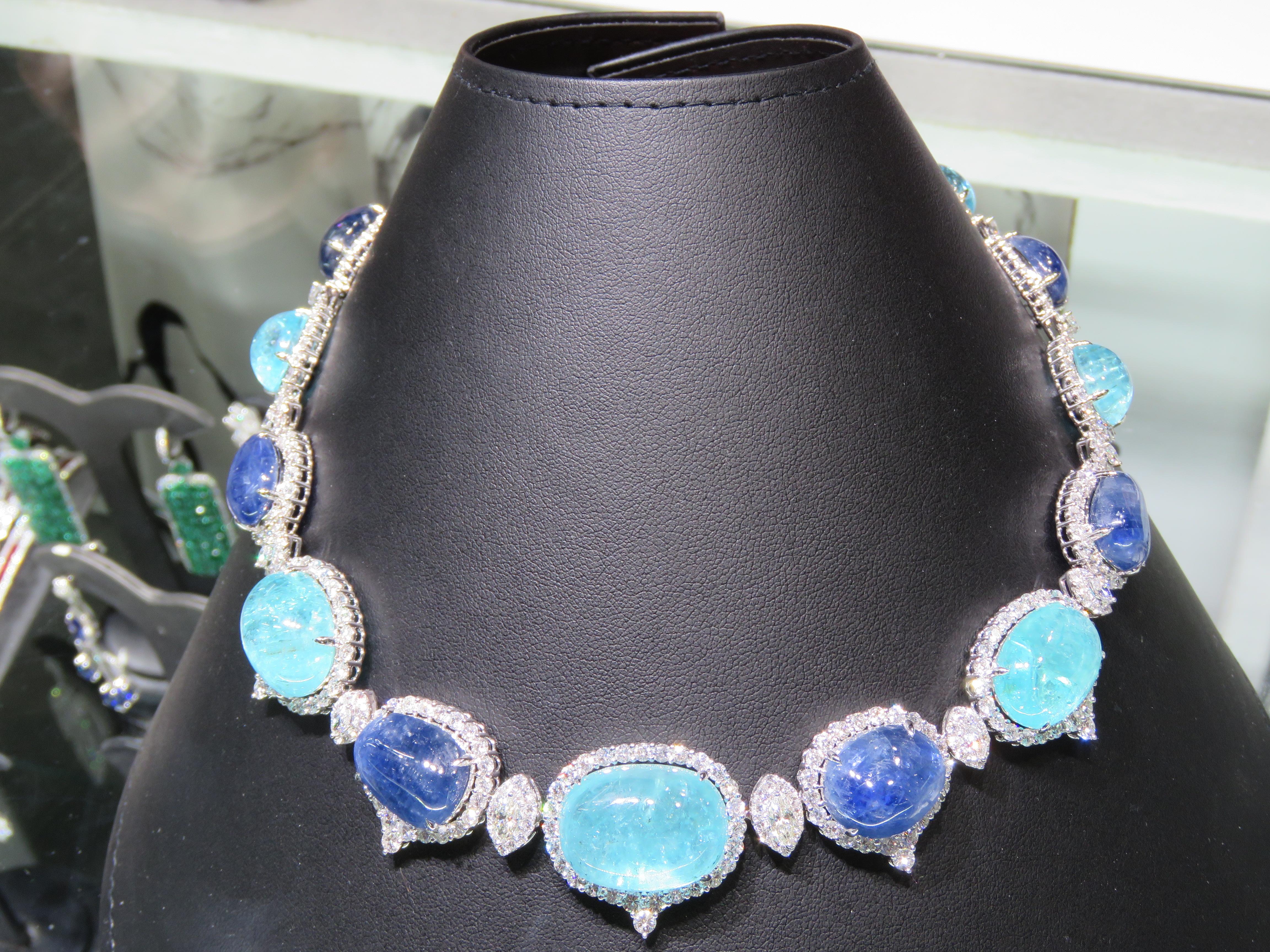 Eine prächtige wichtige 18KT Weißgold Paraiba Diamond Natural Blue Sapphire Diamond Necklace. Die Halskette besteht aus fein gefassten, glitzernden, wunderschönen, seltenen und wichtigen Paraiba, die mit funkelnden Diamanten im Rosenschliff und