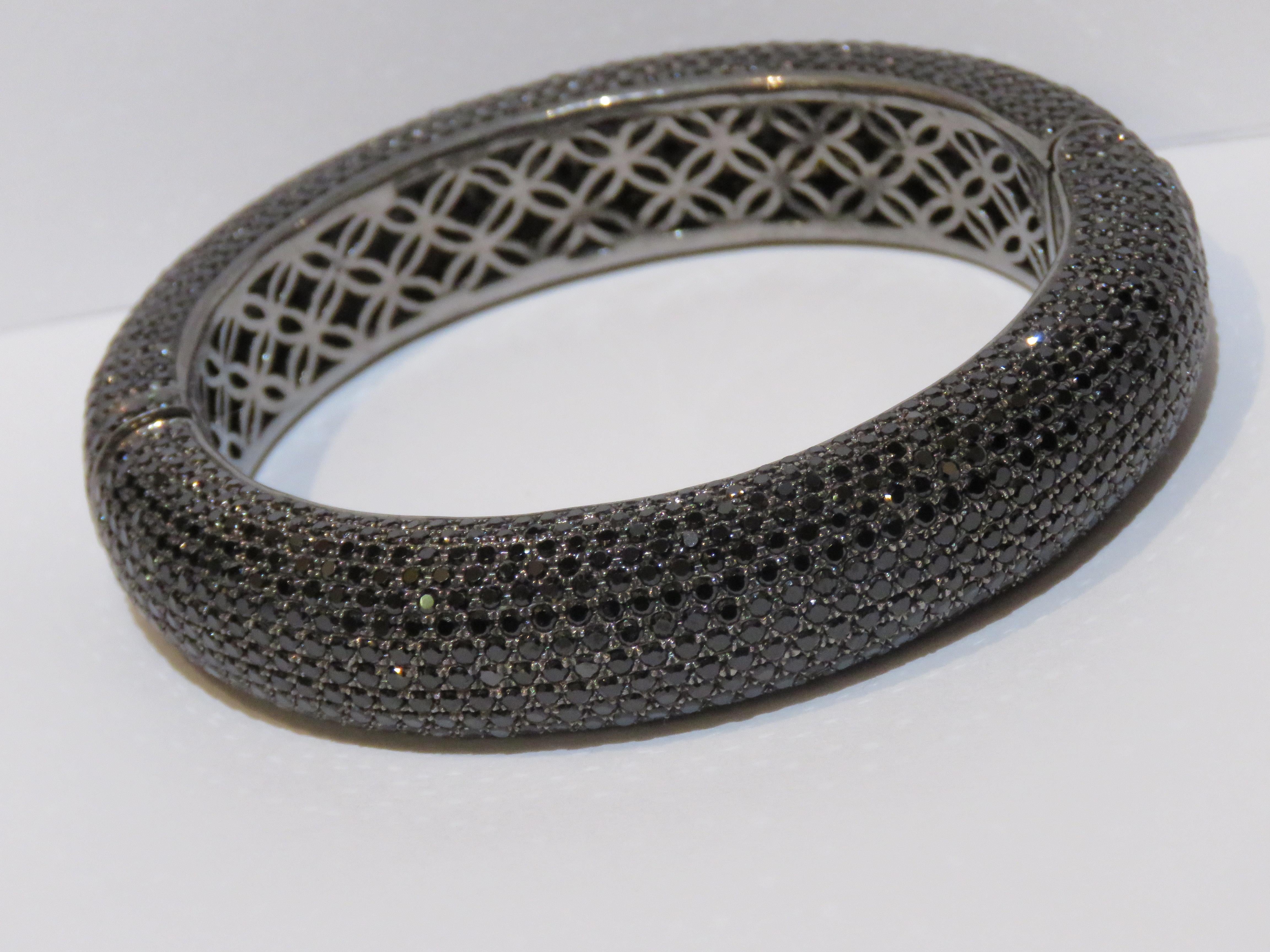 Il seguente oggetto è questo raro e magnifico FANCY MULTI  BRACCIALE BANGLE IN ARGENTO SFACCETTATO E SCINTILLANTE CON SPINELLO NERO. T.C.W. CIRCA 40CTS!!! Questo magnifico braccialetto è un raro campione venduto in alcuni hotel a cinque stelle e