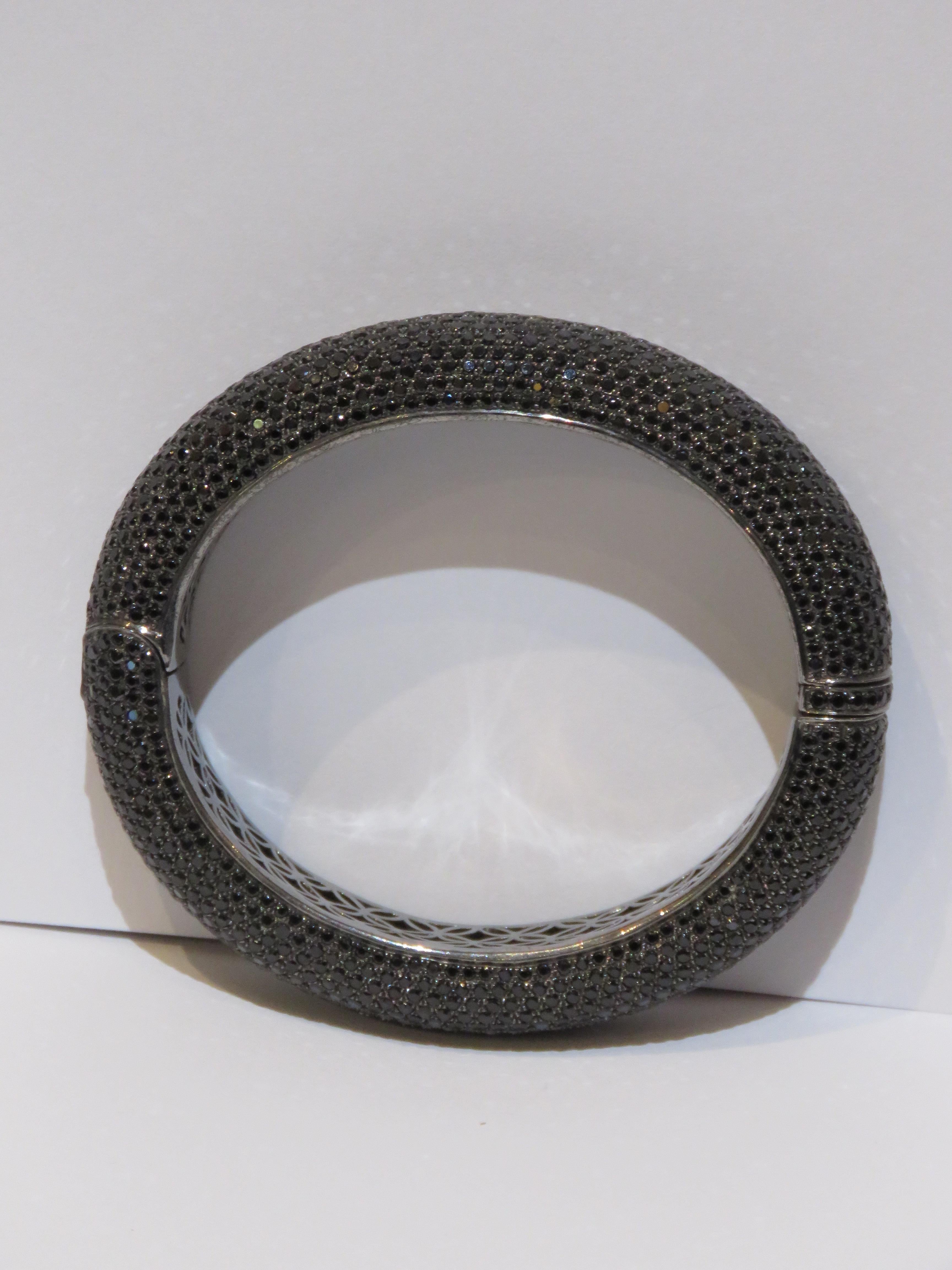 NWT $8, 000 Fancy Glittering 40CT Black Glittering Spinel Bracciale Bangle Cuff In condizioni Nuovo in vendita a New York, NY