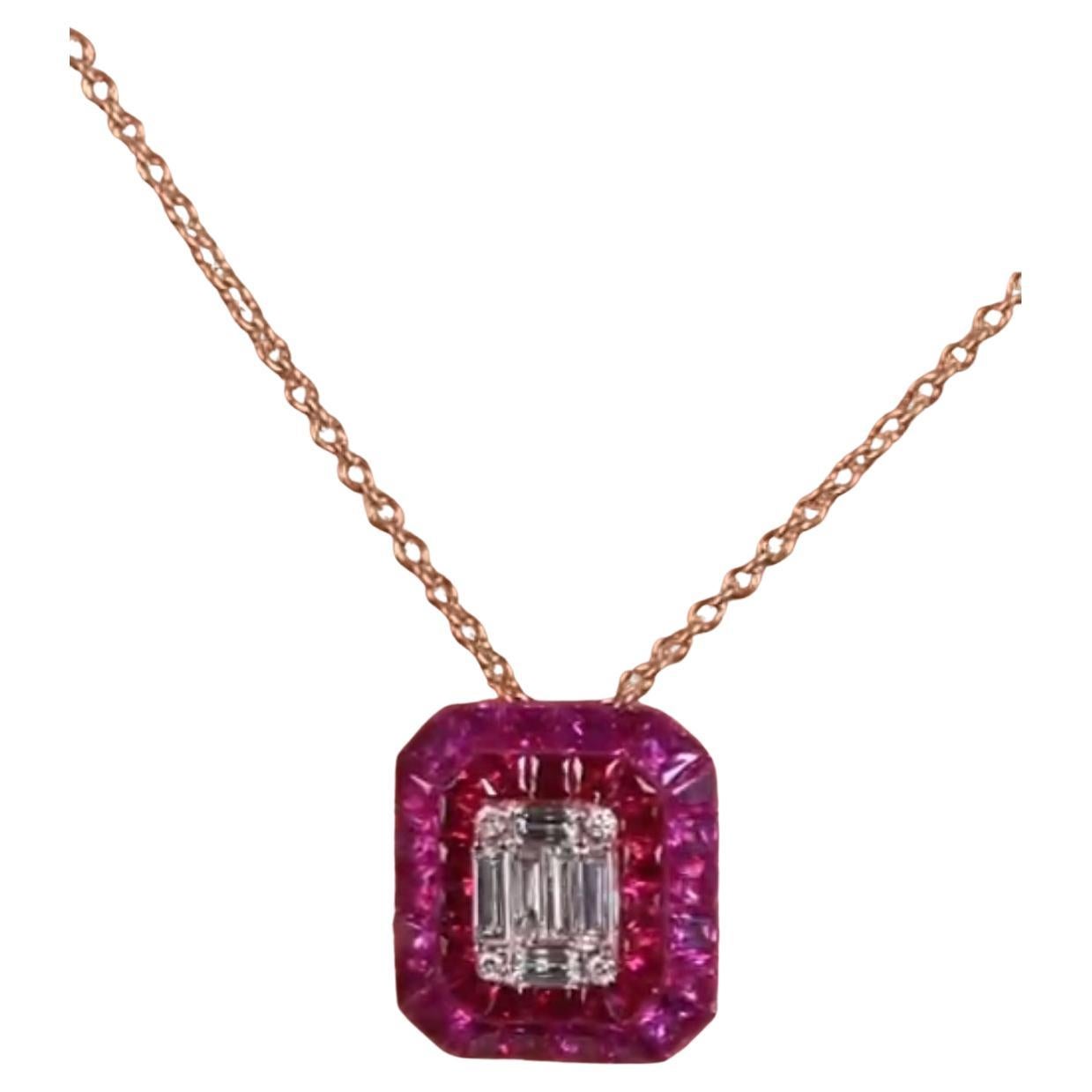 Collier fantaisie pavé de diamants et rubis rouges pavés de grande taille 18 carats, 8 500 $, neuve avec étiquette